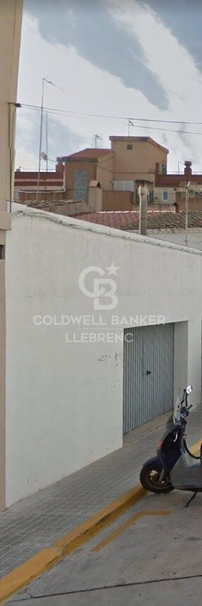 UNIQUE CENTRAL AND ACCESSED BY 2 STREETS CLOSE TO THE BEACH