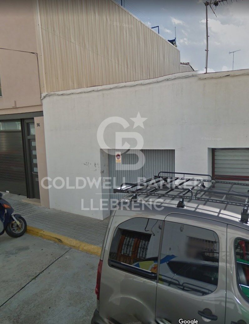 UNIQUE CENTRAL AND ACCESSED BY 2 STREETS CLOSE TO THE BEACH