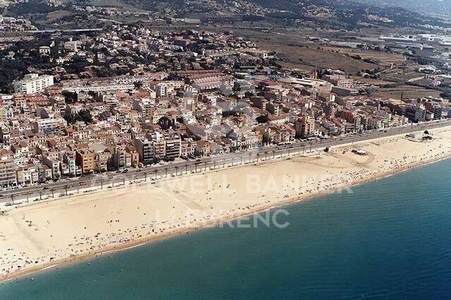 UNIQUE CENTRAL AND ACCESSED BY 2 STREETS CLOSE TO THE BEACH
