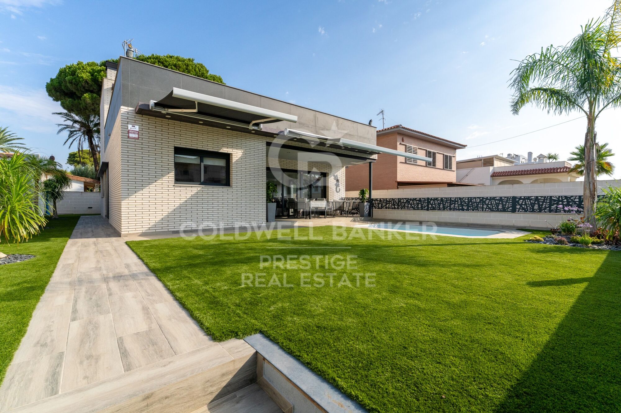 A modern, exclusive, and move-in-ready home, just 500 m from the beach