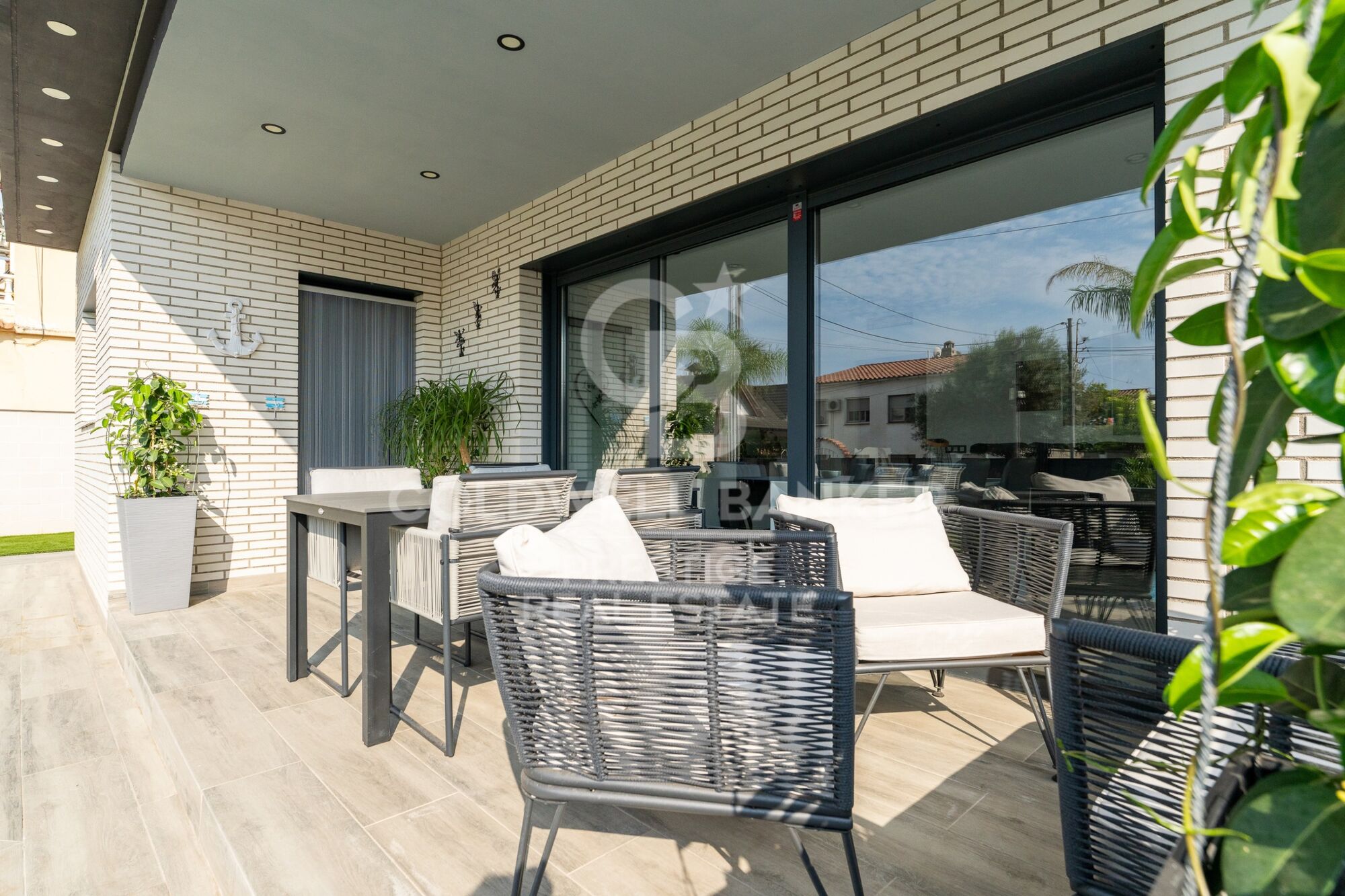 A modern, exclusive, and move-in-ready home, just 500 m from the beach
