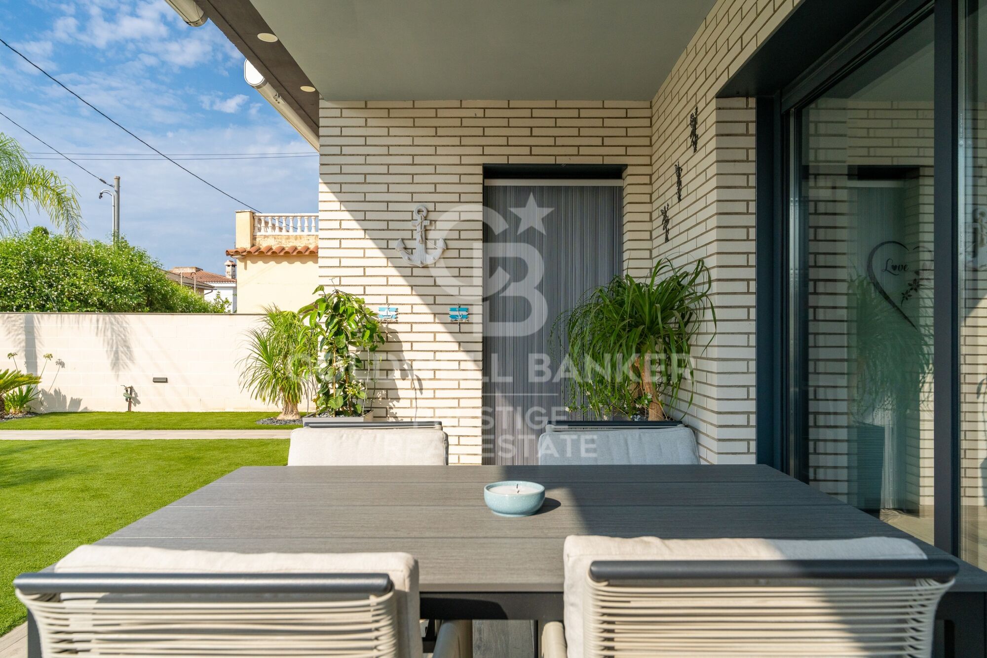 A modern, exclusive, and move-in-ready home, just 500 m from the beach