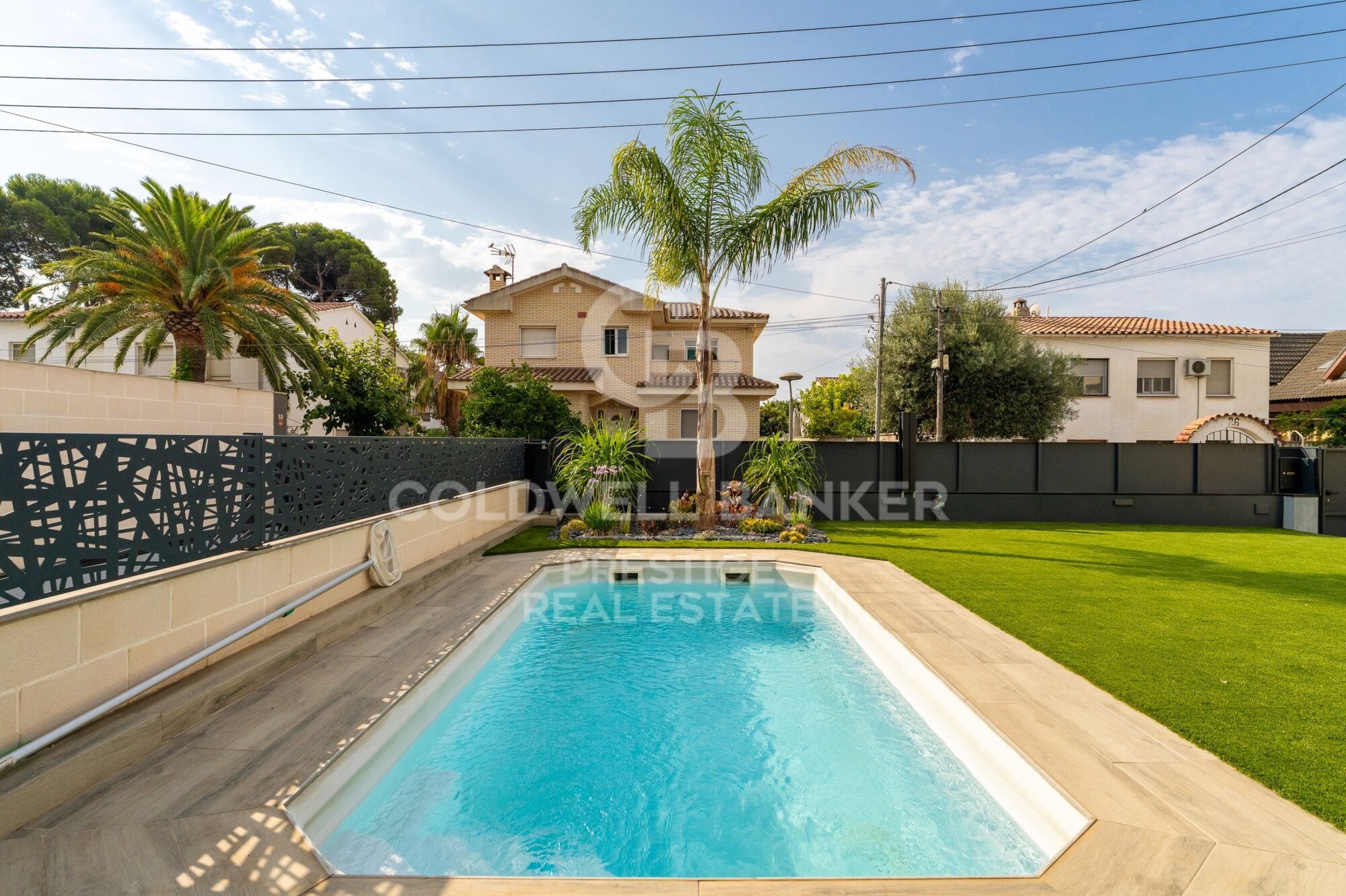 A modern, exclusive, and move-in-ready home, just 500 m from the beach