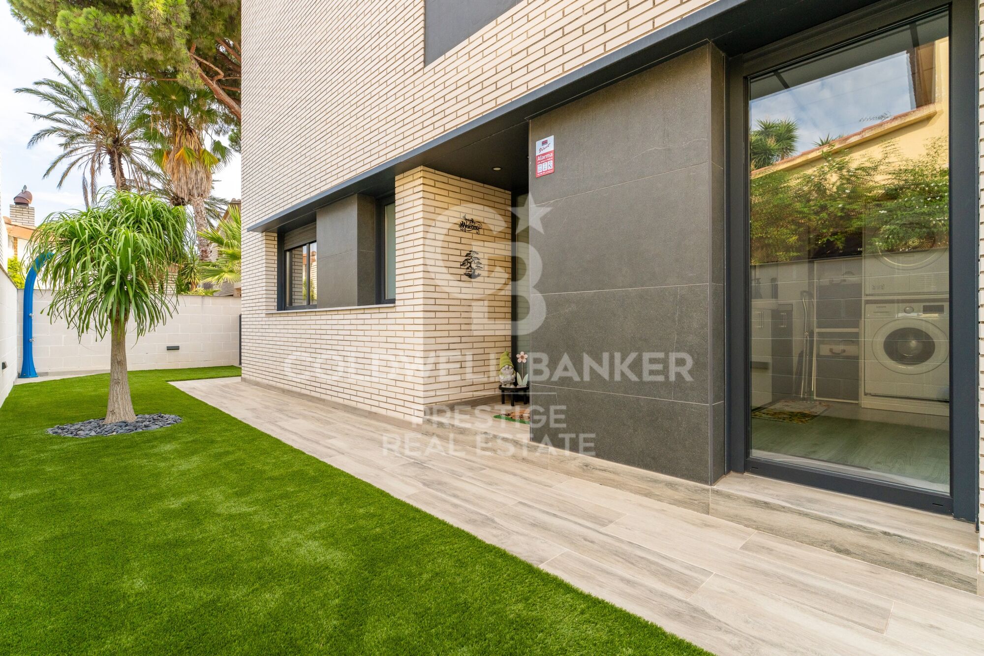 A modern, exclusive, and move-in-ready home, just 500 m from the beach