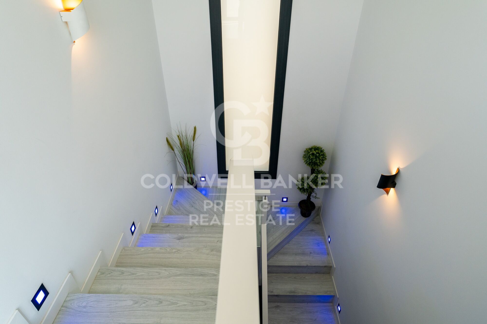 A modern, exclusive, and move-in-ready home, just 500 m from the beach