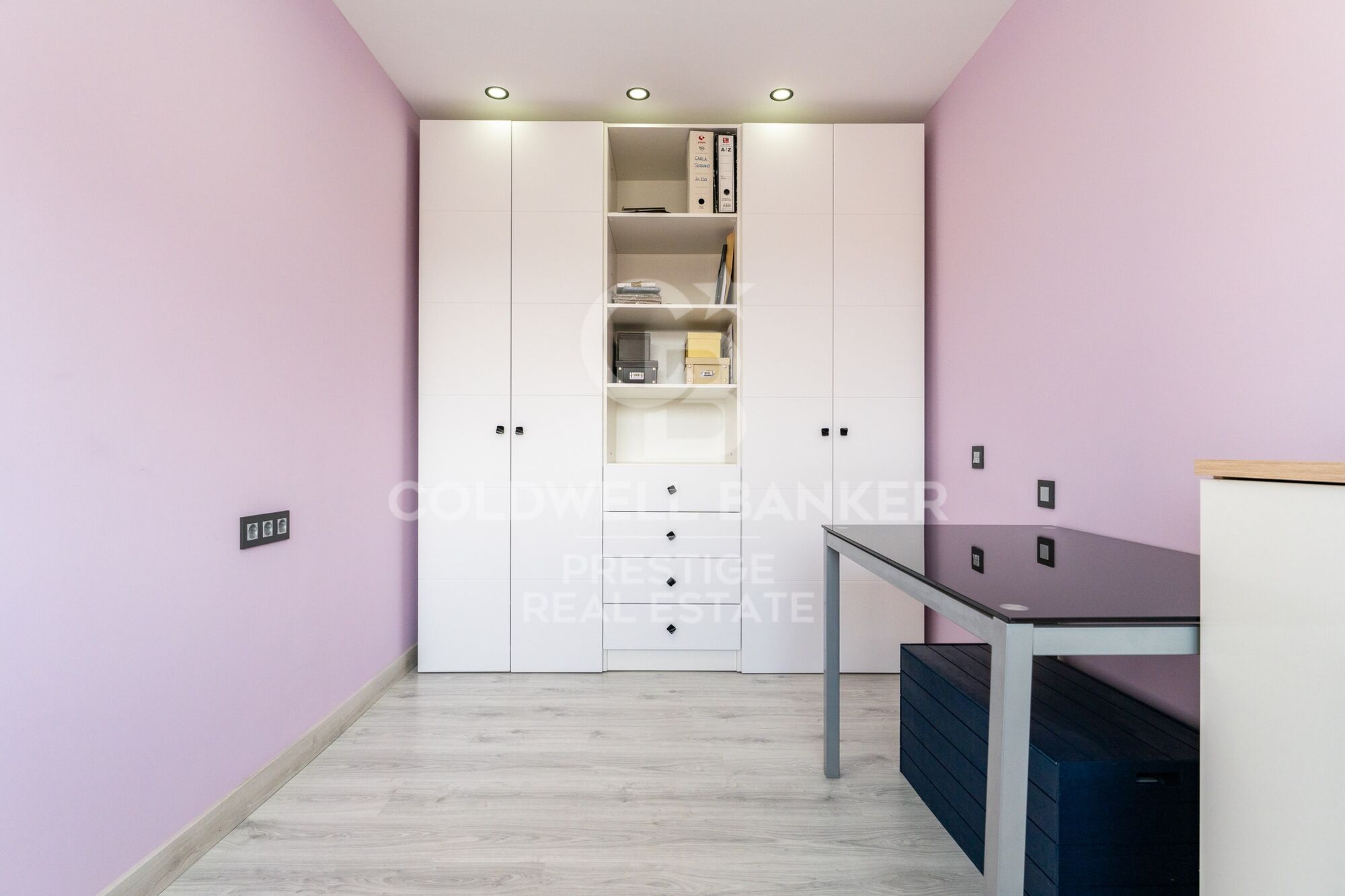 A modern, exclusive, and move-in-ready home, just 500 m from the beach