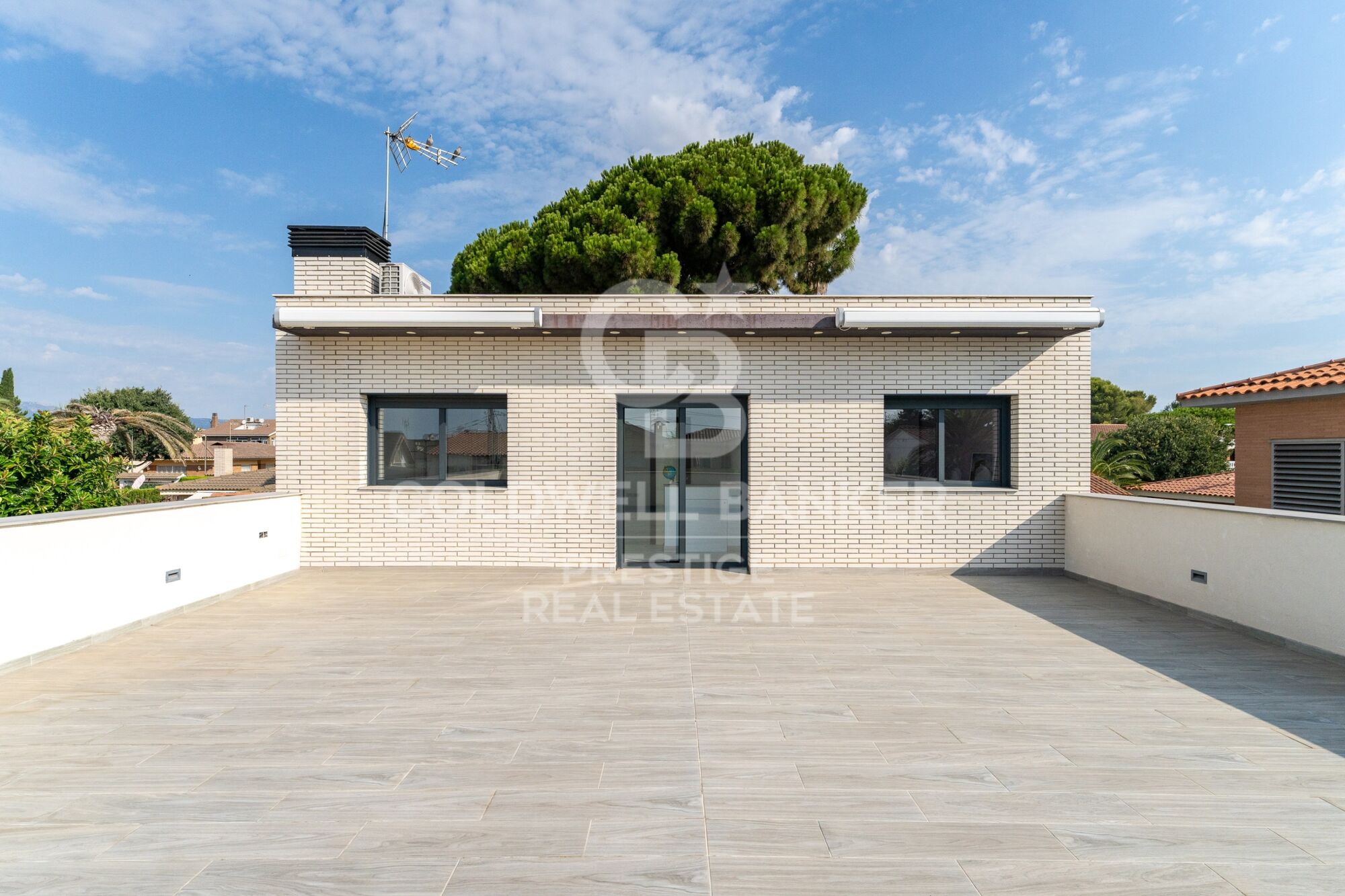 A modern, exclusive, and move-in-ready home, just 500 m from the beach