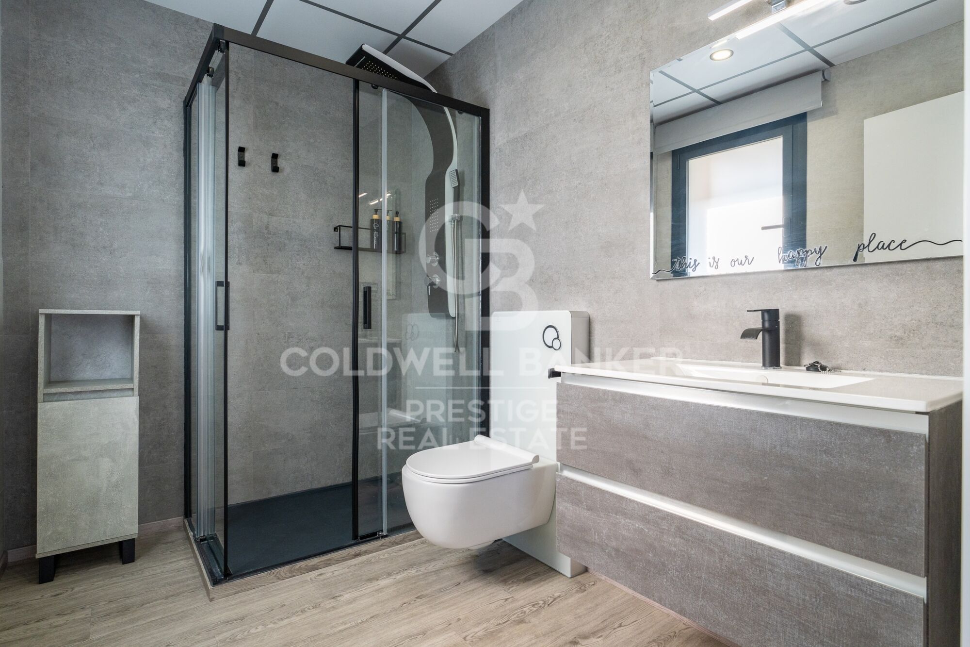 A modern, exclusive, and move-in-ready home, just 500 m from the beach