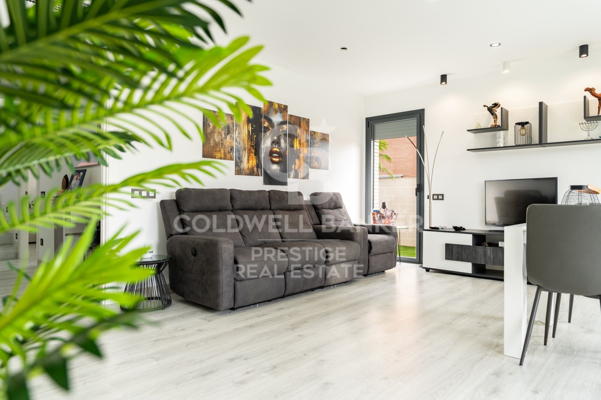 A modern, exclusive, and move-in-ready home, just 500 m from the beach