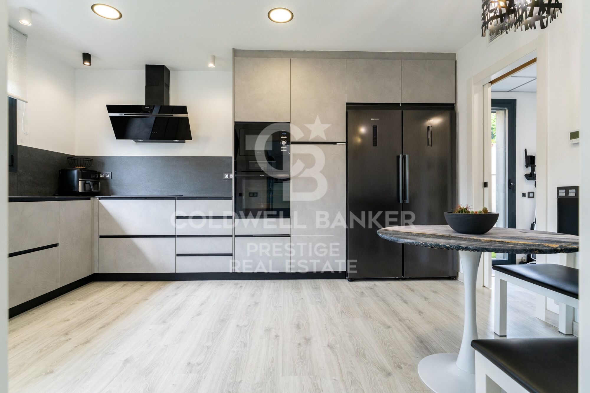 A modern, exclusive, and move-in-ready home, just 500 m from the beach