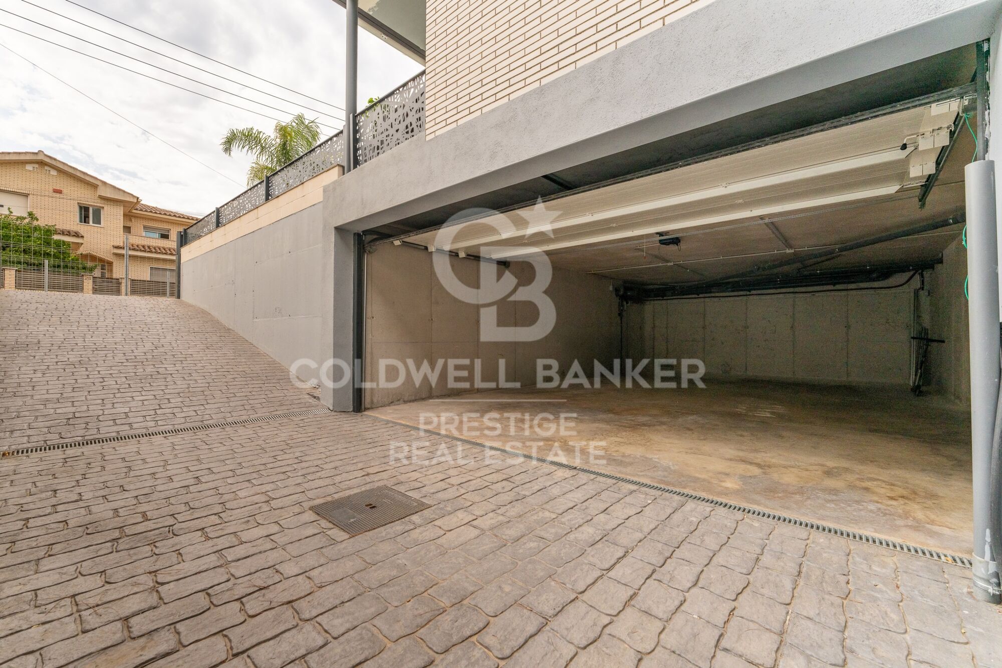 A modern, exclusive, and move-in-ready home, just 500 m from the beach