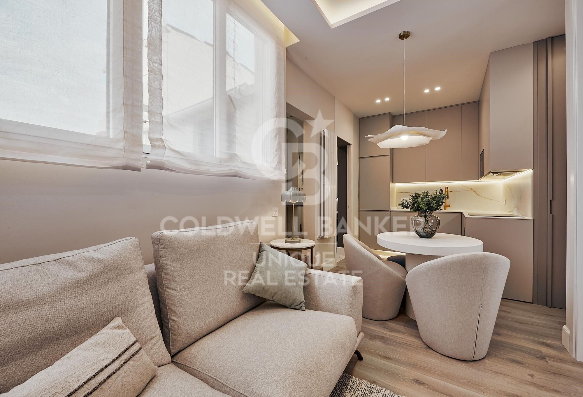 2 bedroom interior flat in Lista