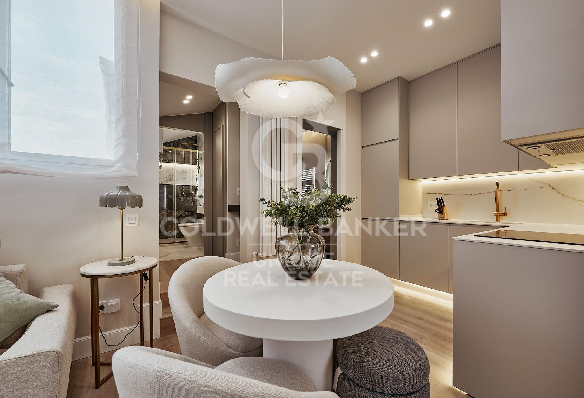 2 bedroom interior flat in Lista