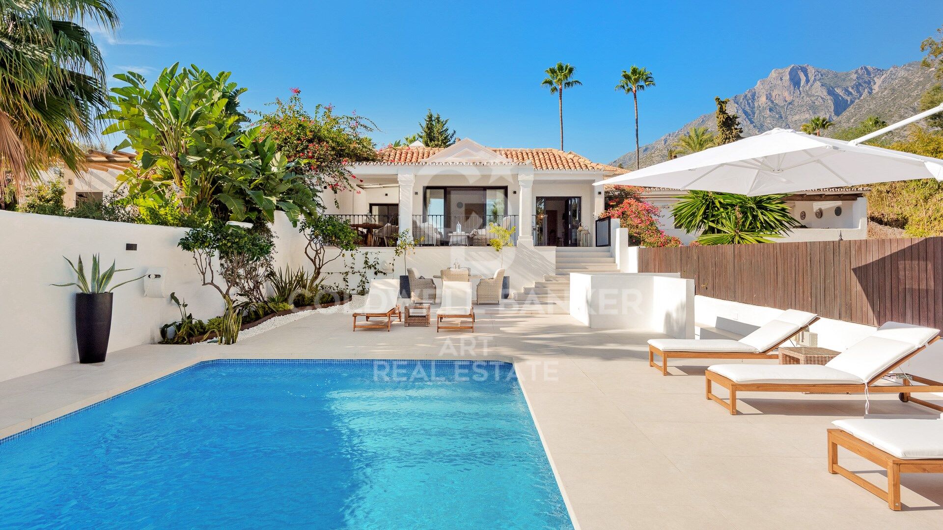 Impresionante villa recientemente renovada con vistas al mar en Sierra Blanca- Marbella