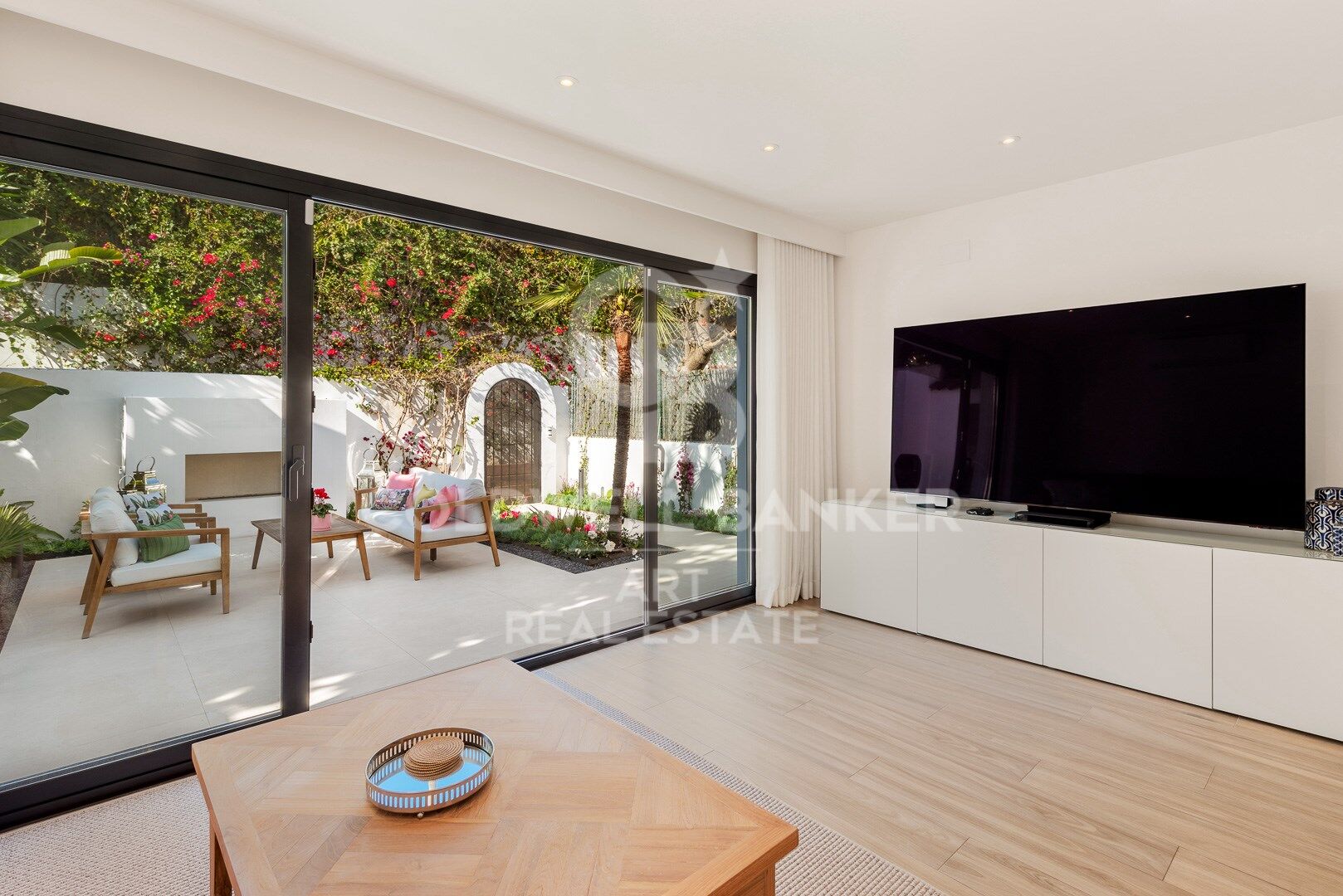 Impresionante villa recientemente renovada con vistas al mar en Sierra Blanca- Marbella