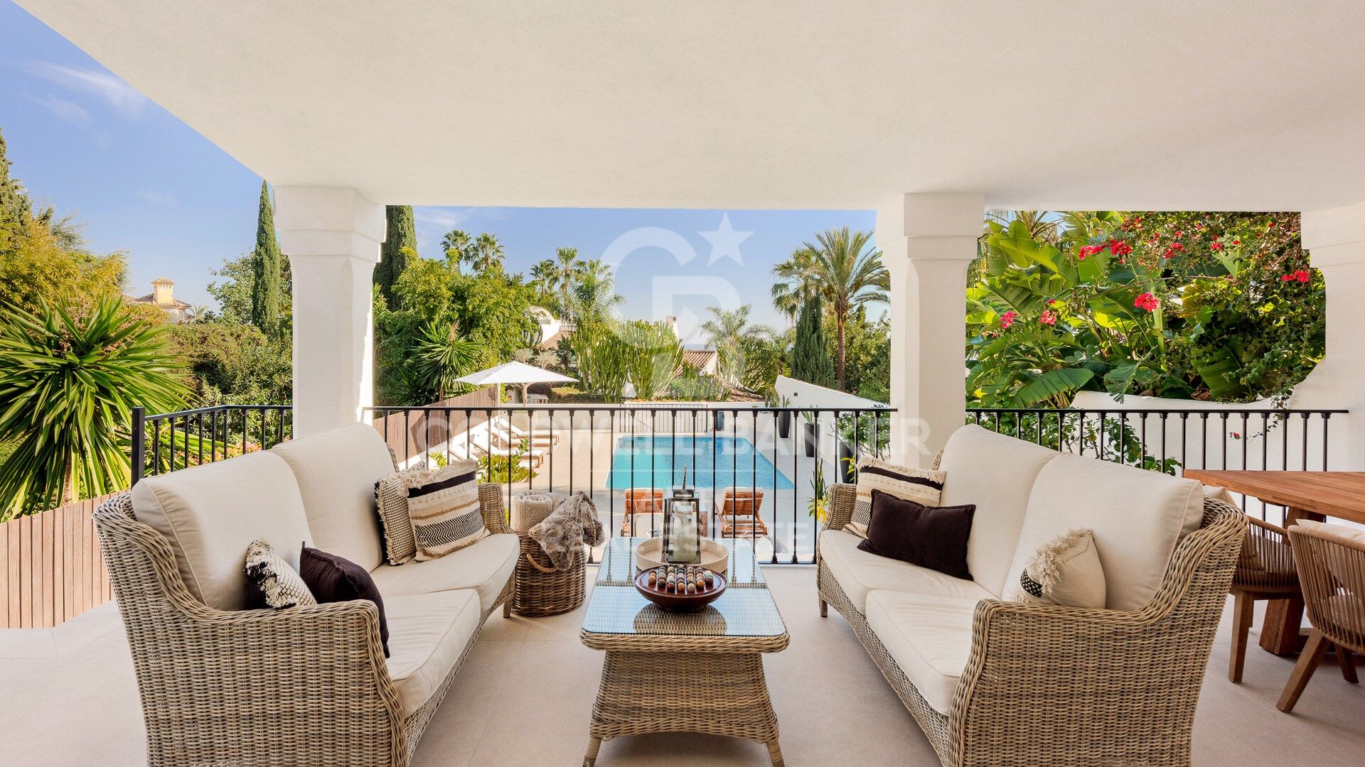 Impresionante villa recientemente renovada con vistas al mar en Sierra Blanca- Marbella