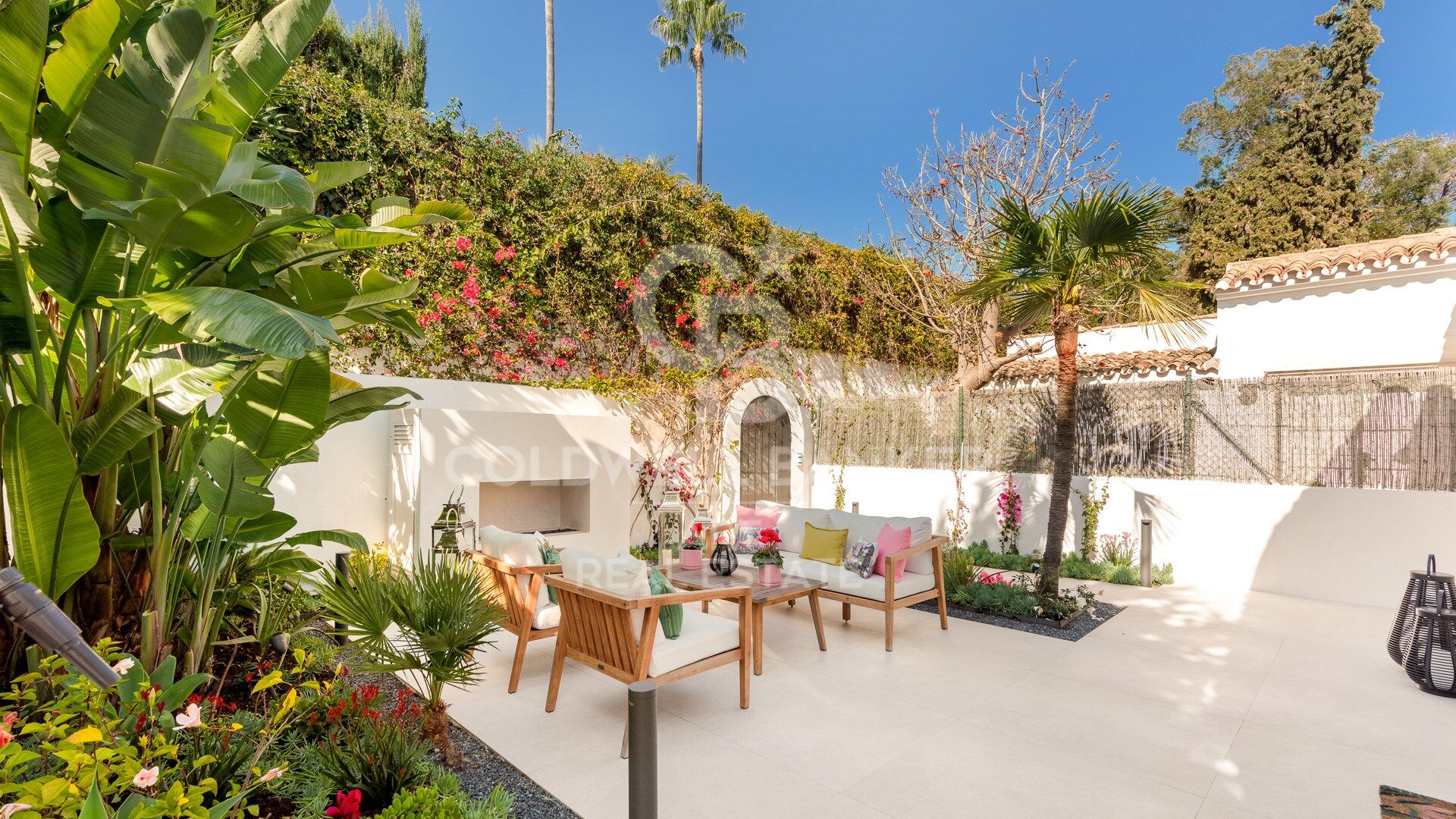 Impresionante villa recientemente renovada con vistas al mar en Sierra Blanca- Marbella