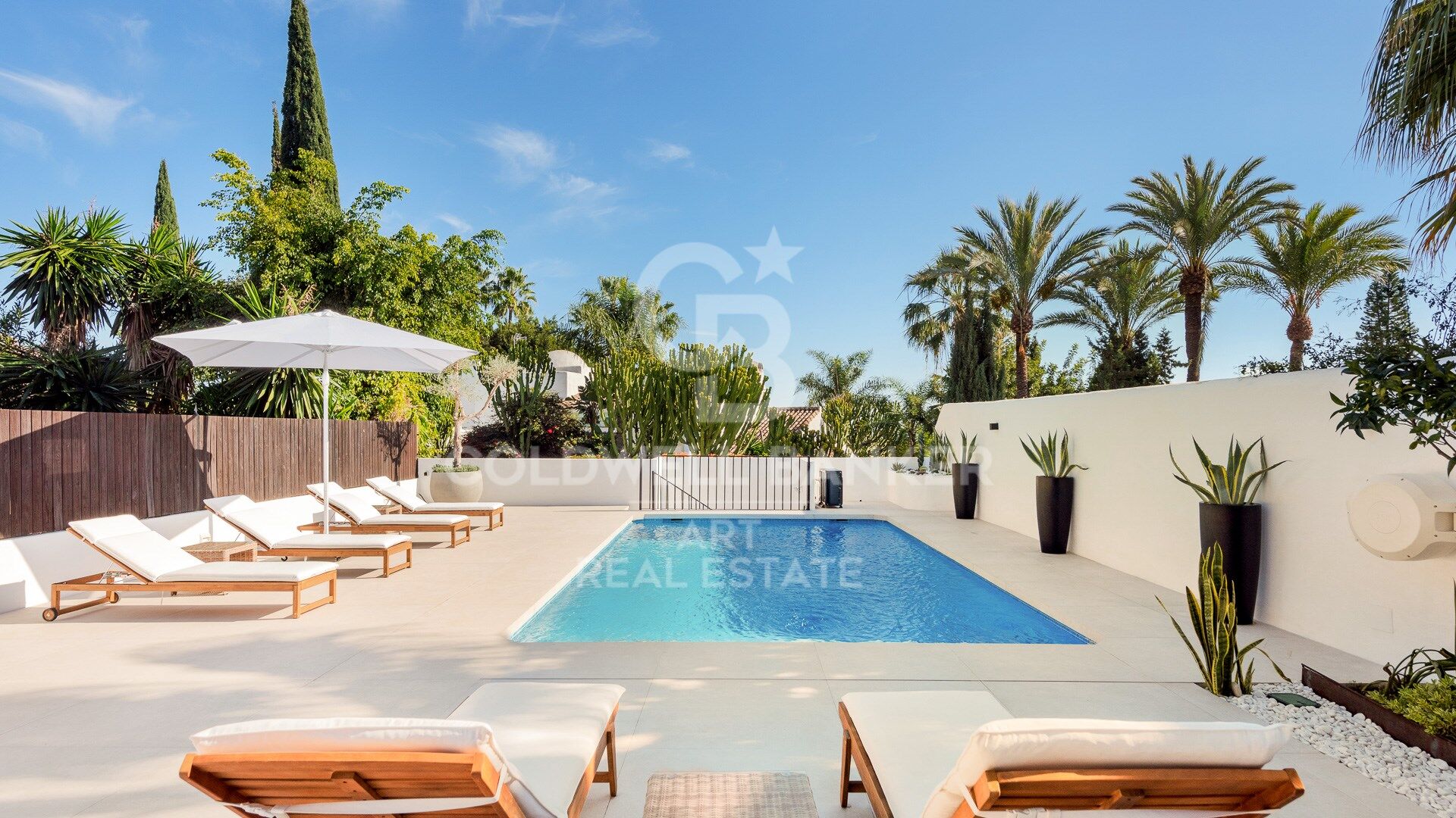 Impresionante villa recientemente renovada con vistas al mar en Sierra Blanca- Marbella