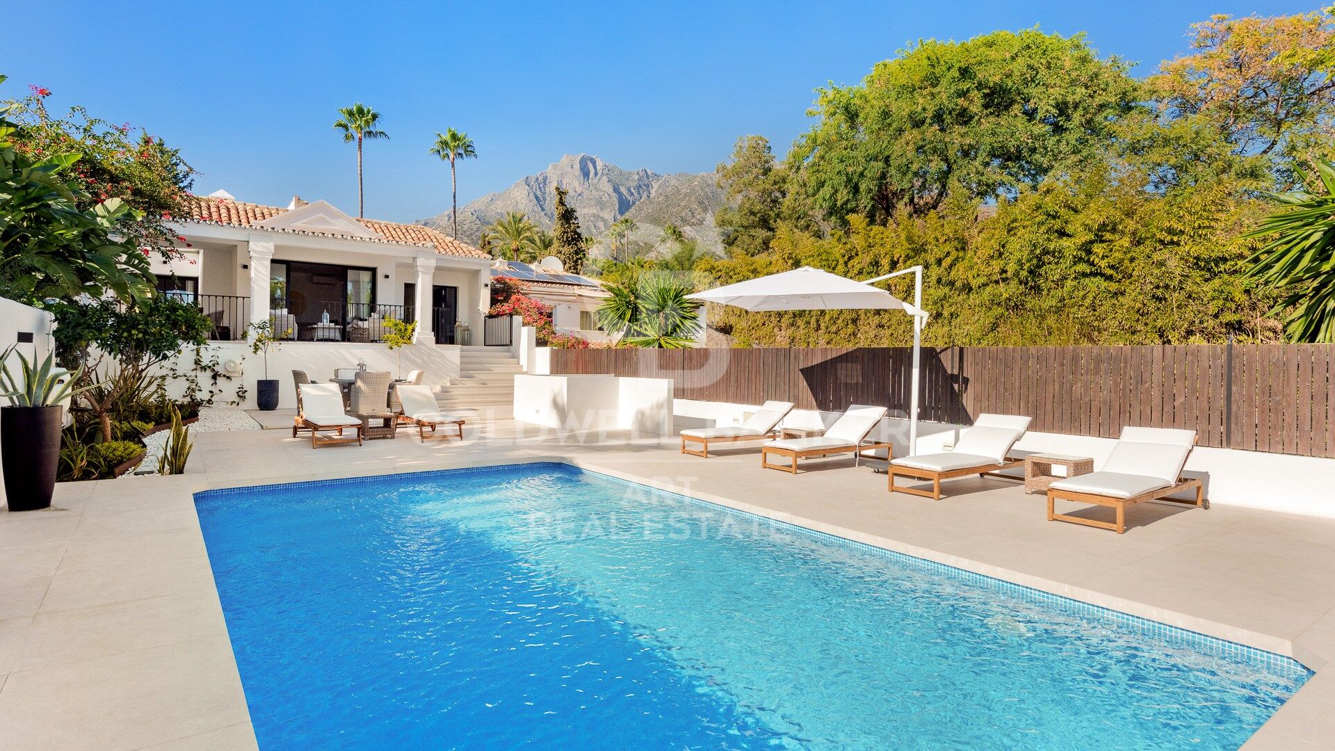 Impresionante villa recientemente renovada con vistas al mar en Sierra Blanca- Marbella