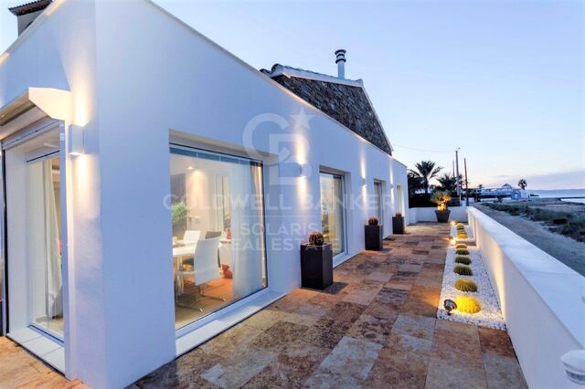 Moderne Villa mit 3 Schlafzimmern in erster Meereslinie in Dénia
