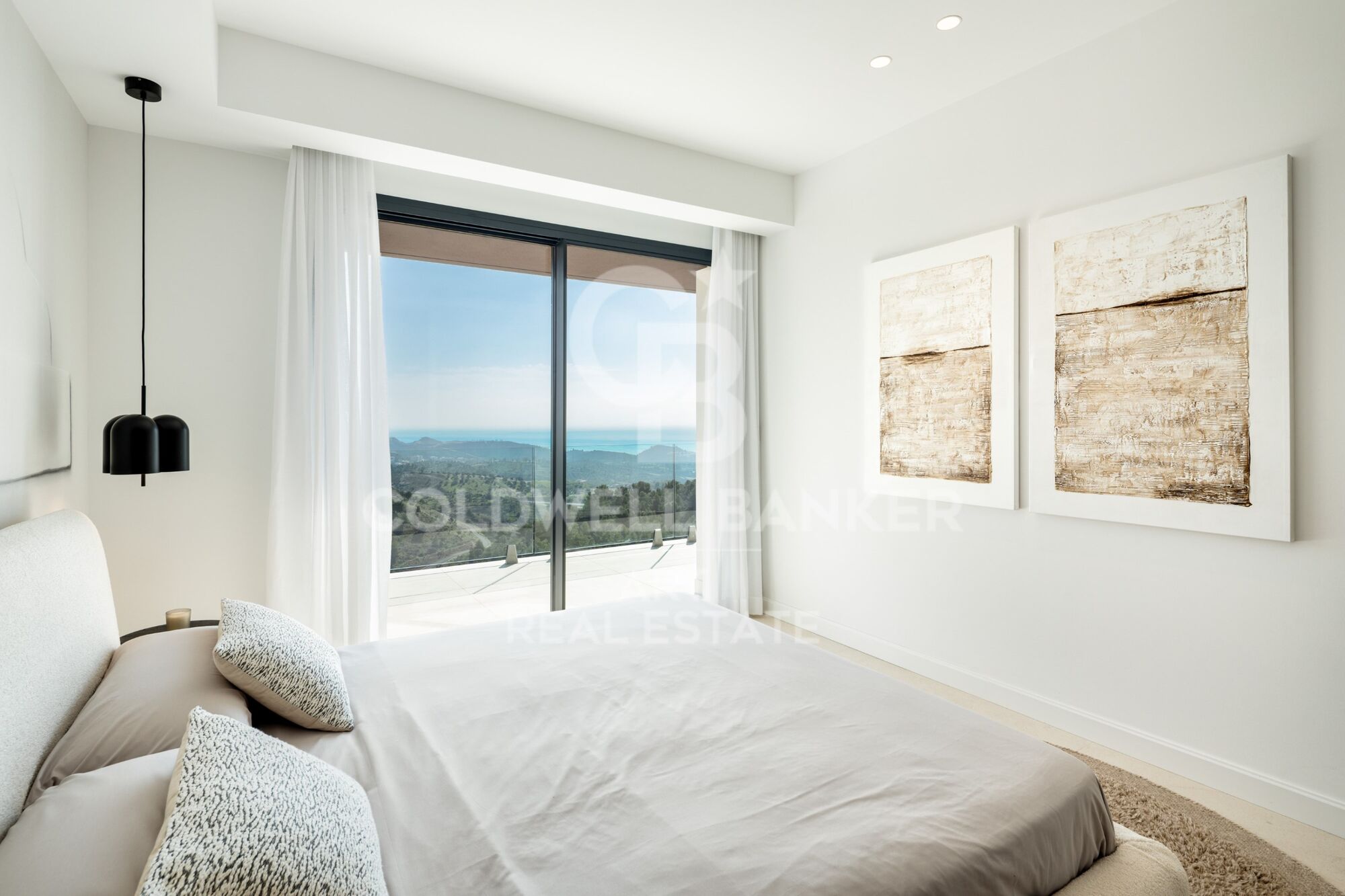 Luxusvilla mit Panoramablick auf das Meer und Golf in El Madroñal.