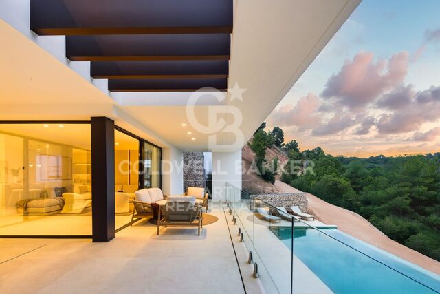 Villa de luxe avec vue panoramique sur la mer et le golf à El Madroñal.