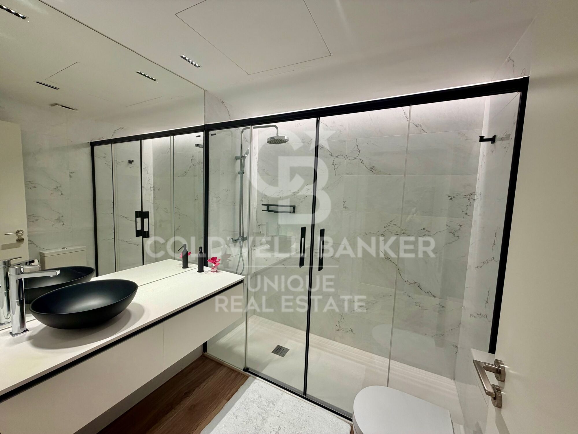 Two-bedroom flat with terrace, garage and storage room.