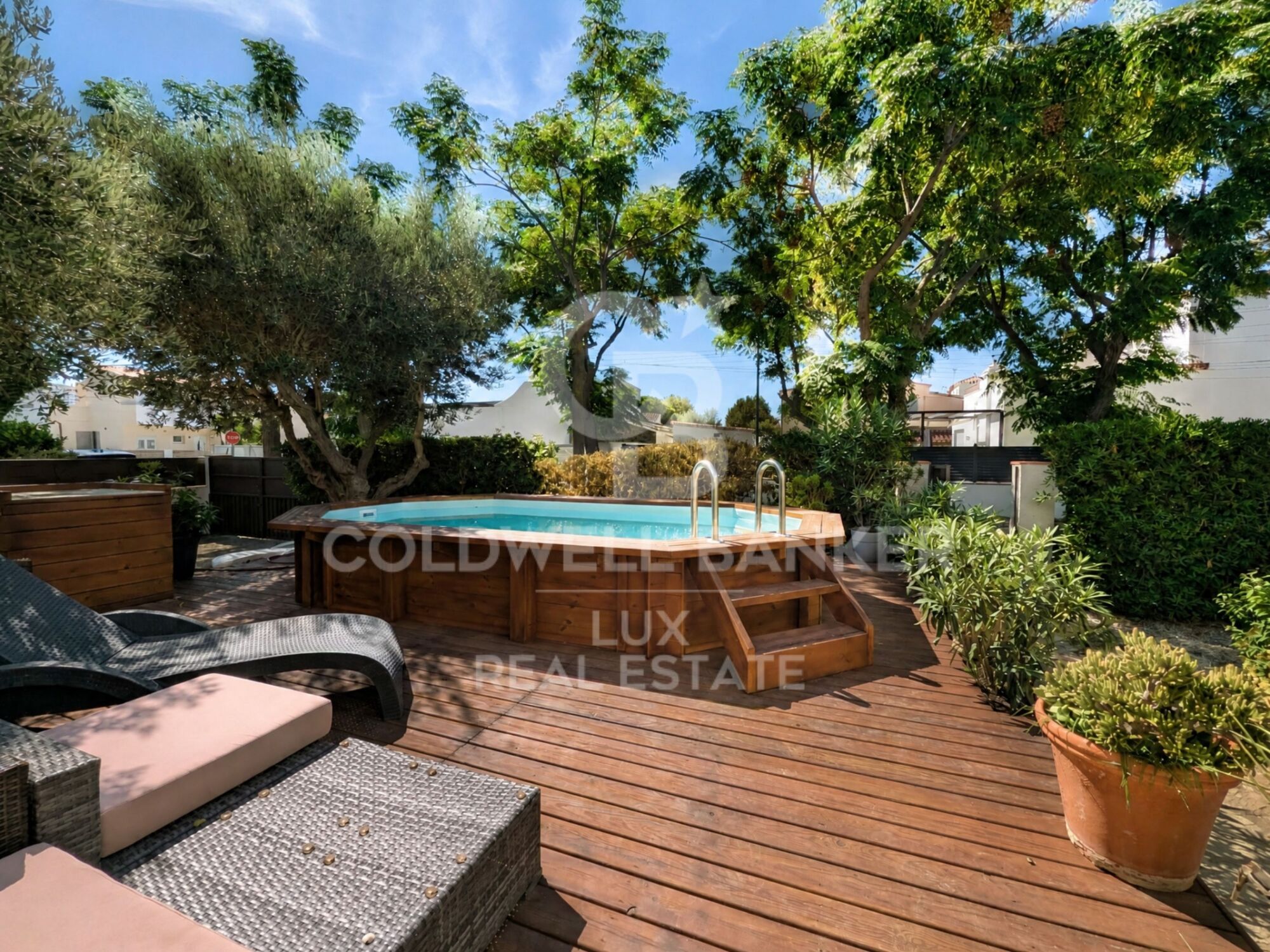 Villa with a tourist licence and garage in Requesens, Empuriabrava