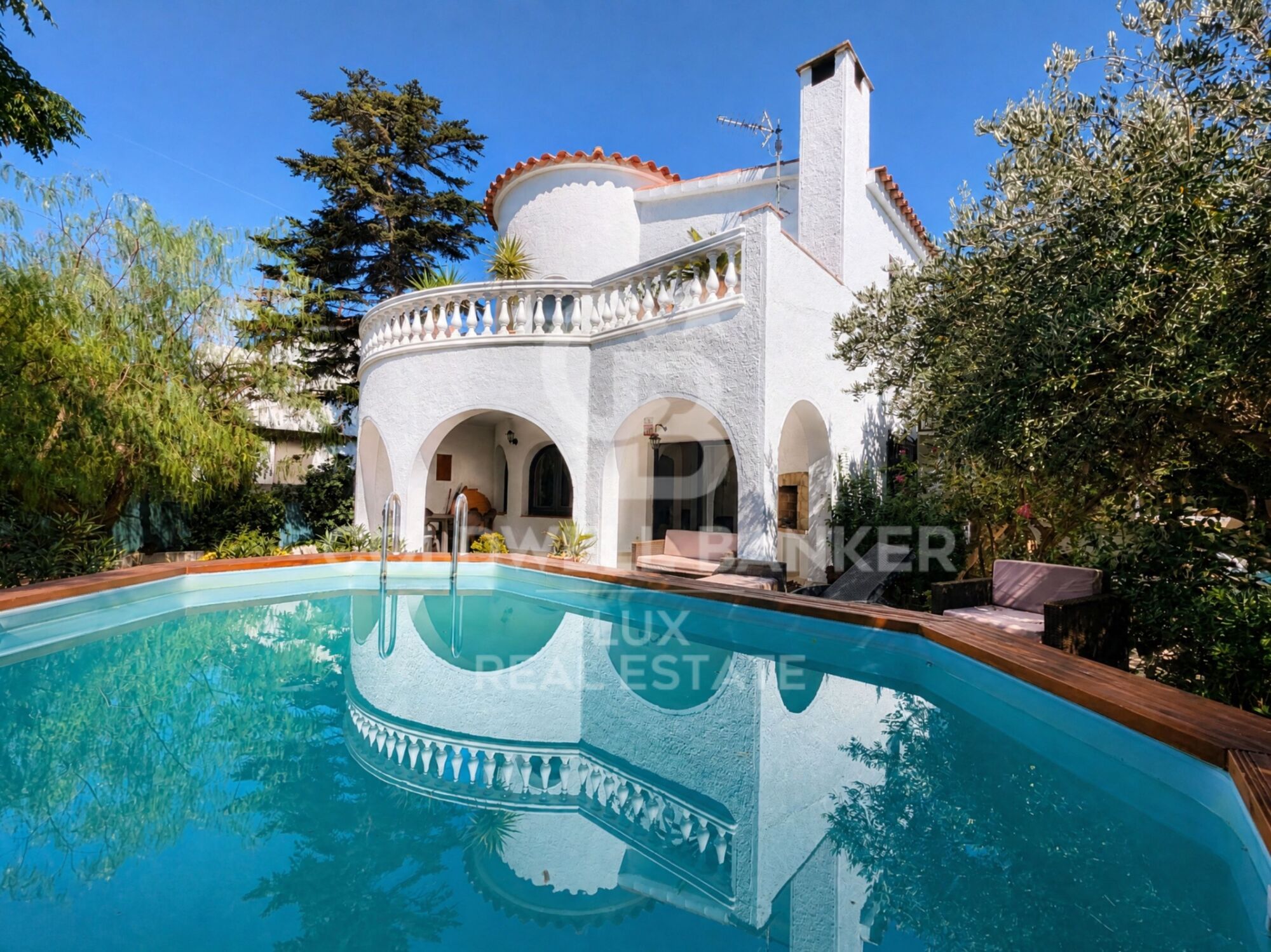 Villa with a tourist licence and garage in Requesens, Empuriabrava