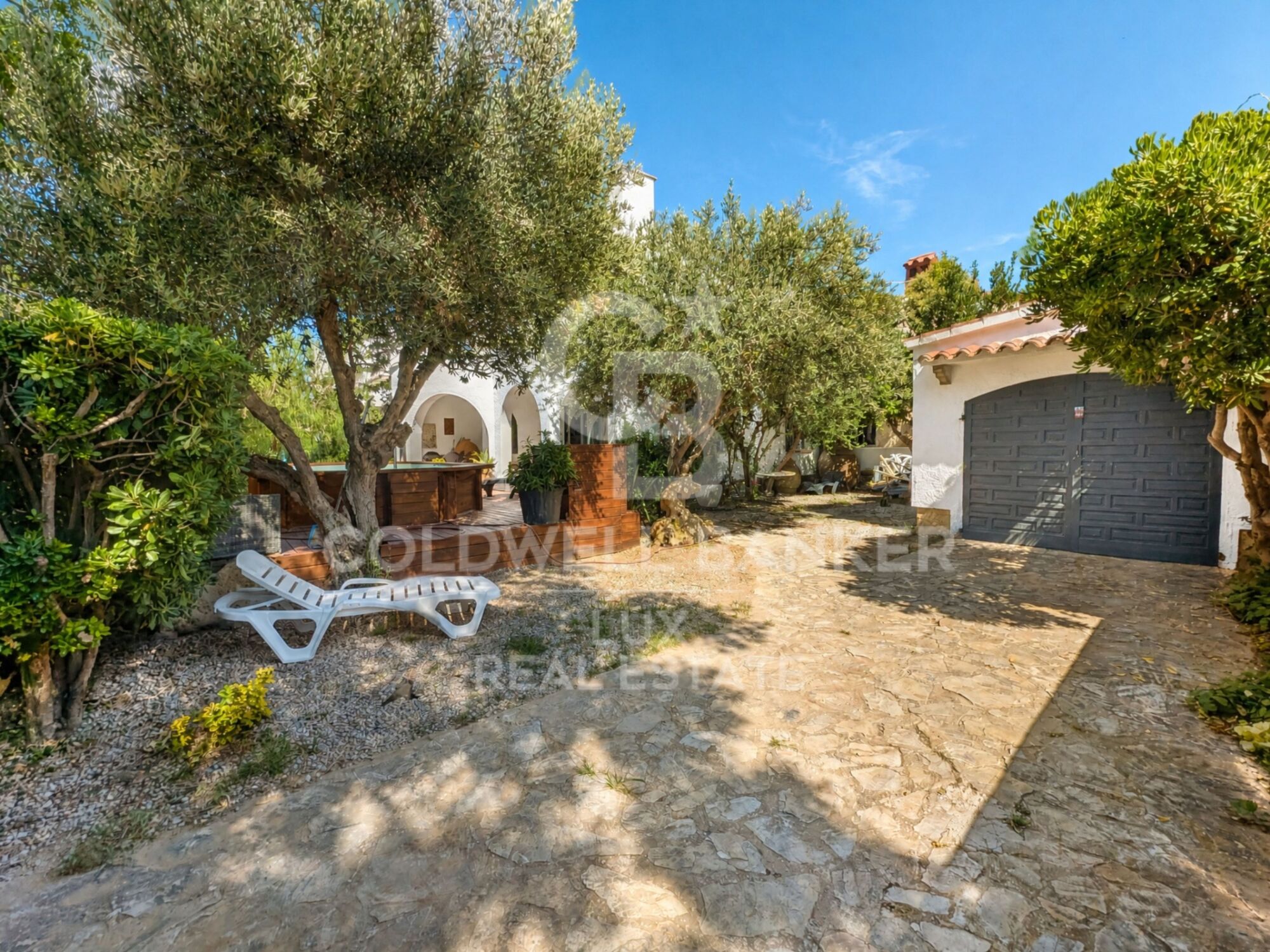 Villa with a tourist licence and garage in Requesens, Empuriabrava