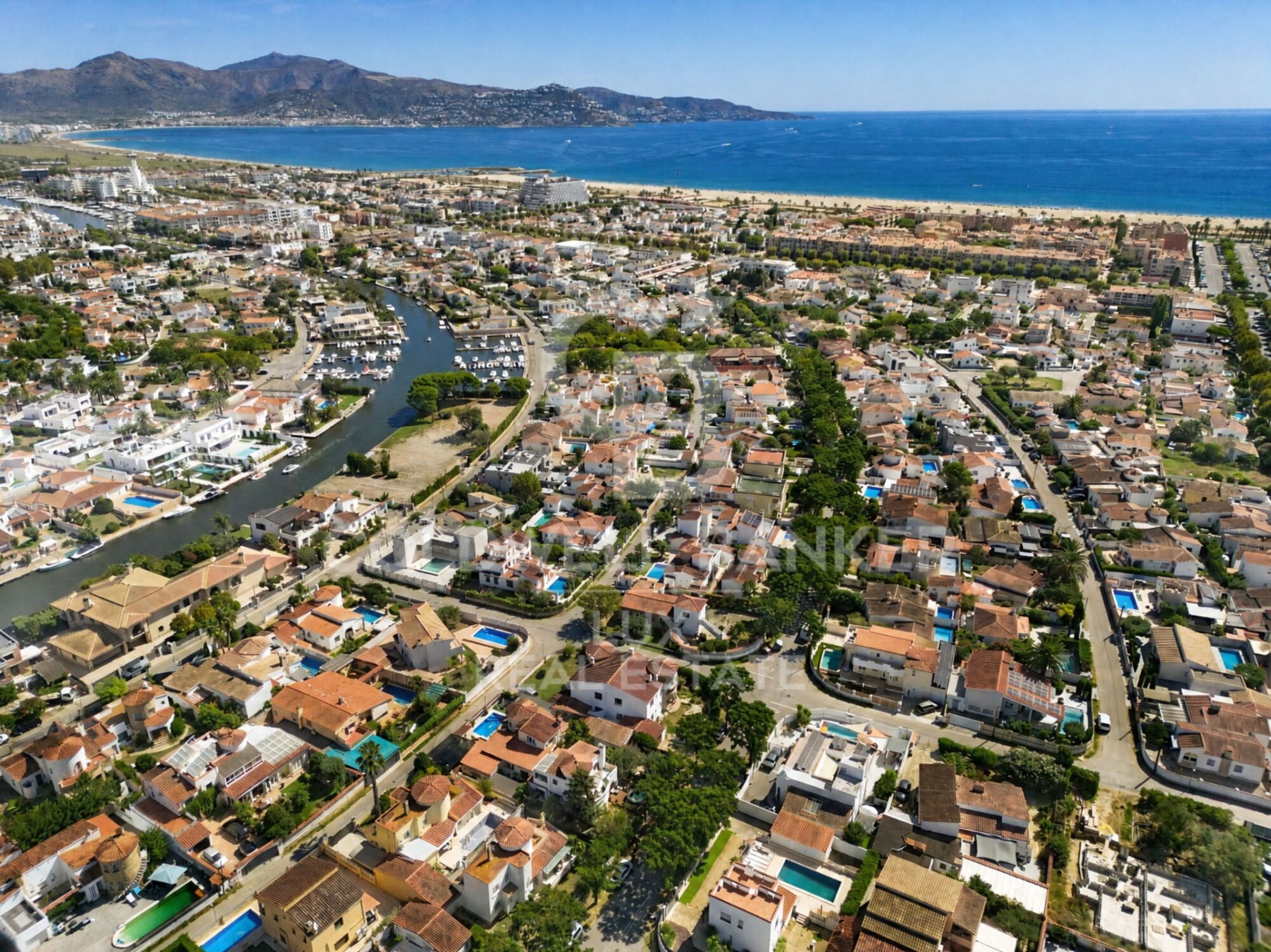 Villa mit Tourismuslizenz und Garage in Requesens, Empuriabrava