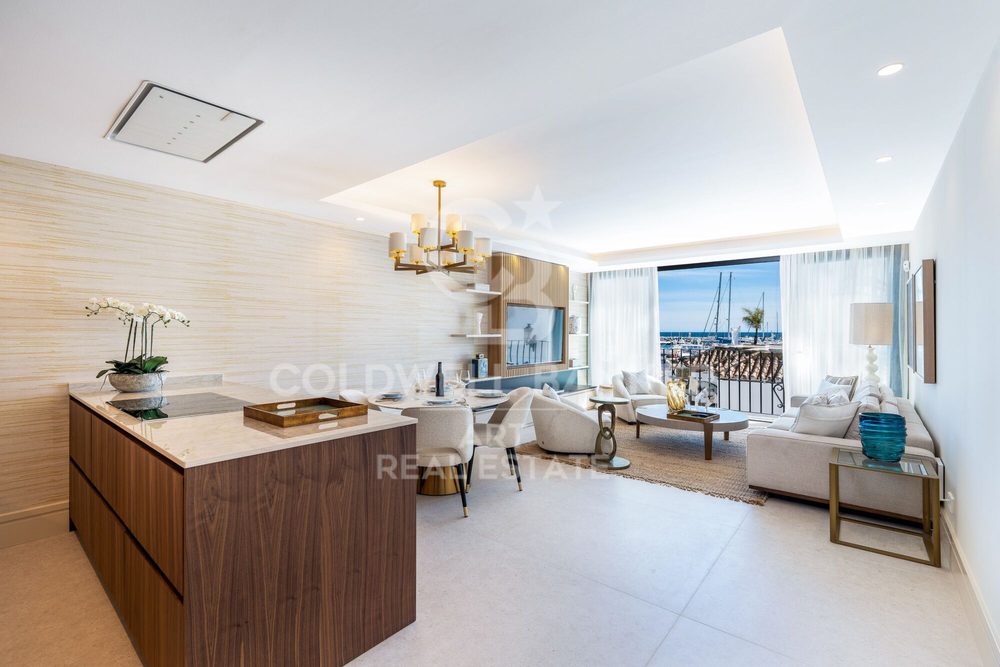 Apartamento refinado en el corazón de Banús con vistas al mar