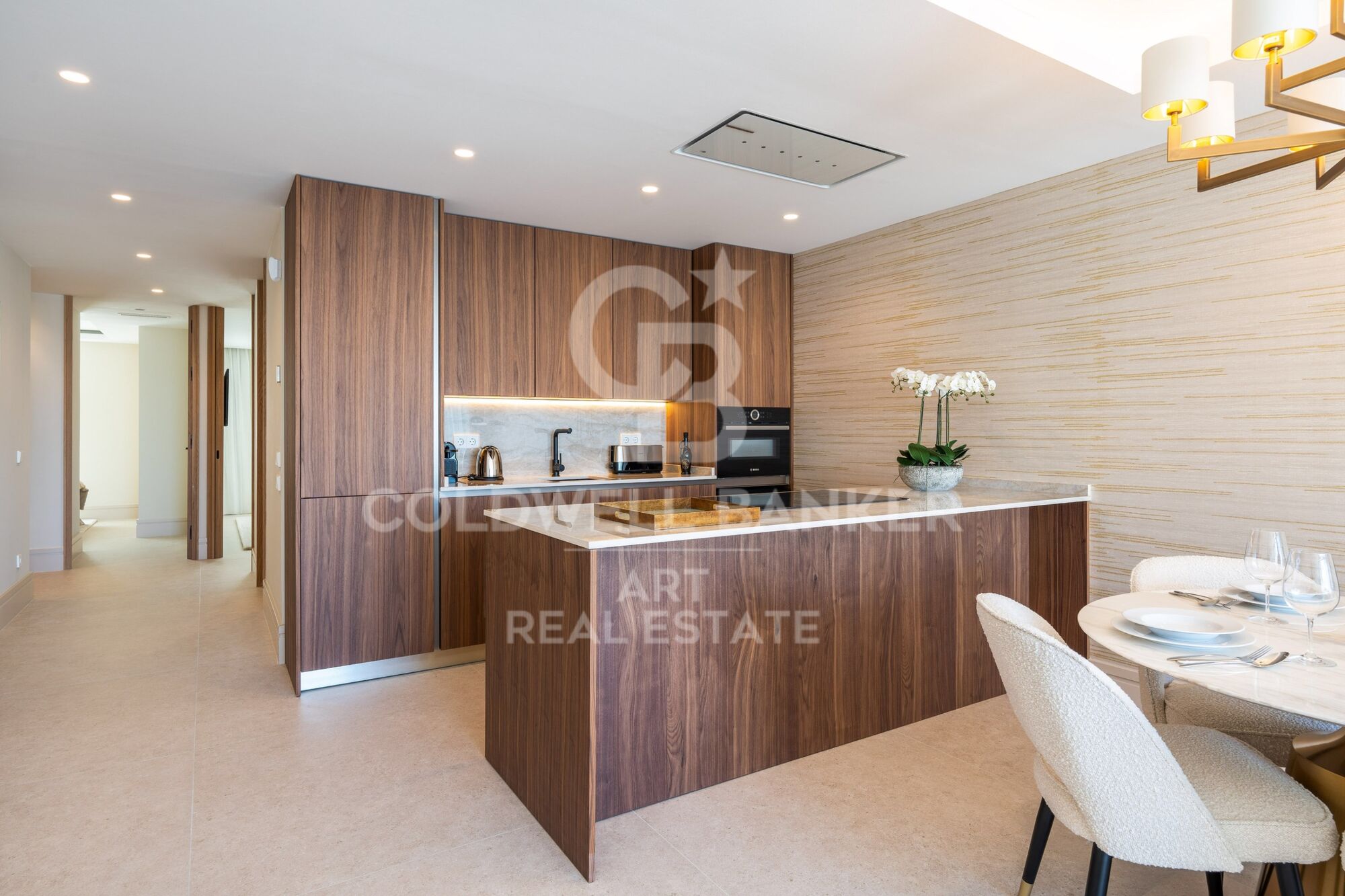 Apartamento refinado en el corazón de Banús con vistas al mar