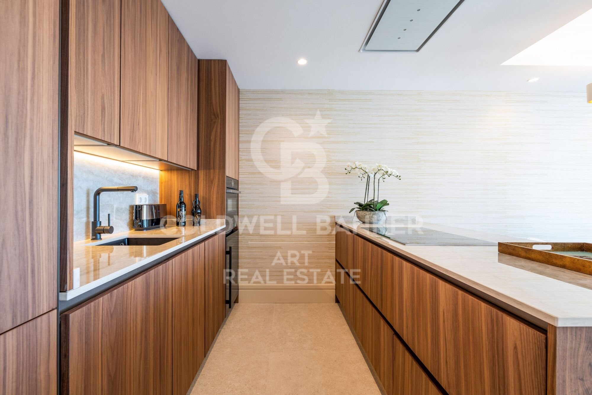 Apartamento refinado en el corazón de Banús con vistas al mar