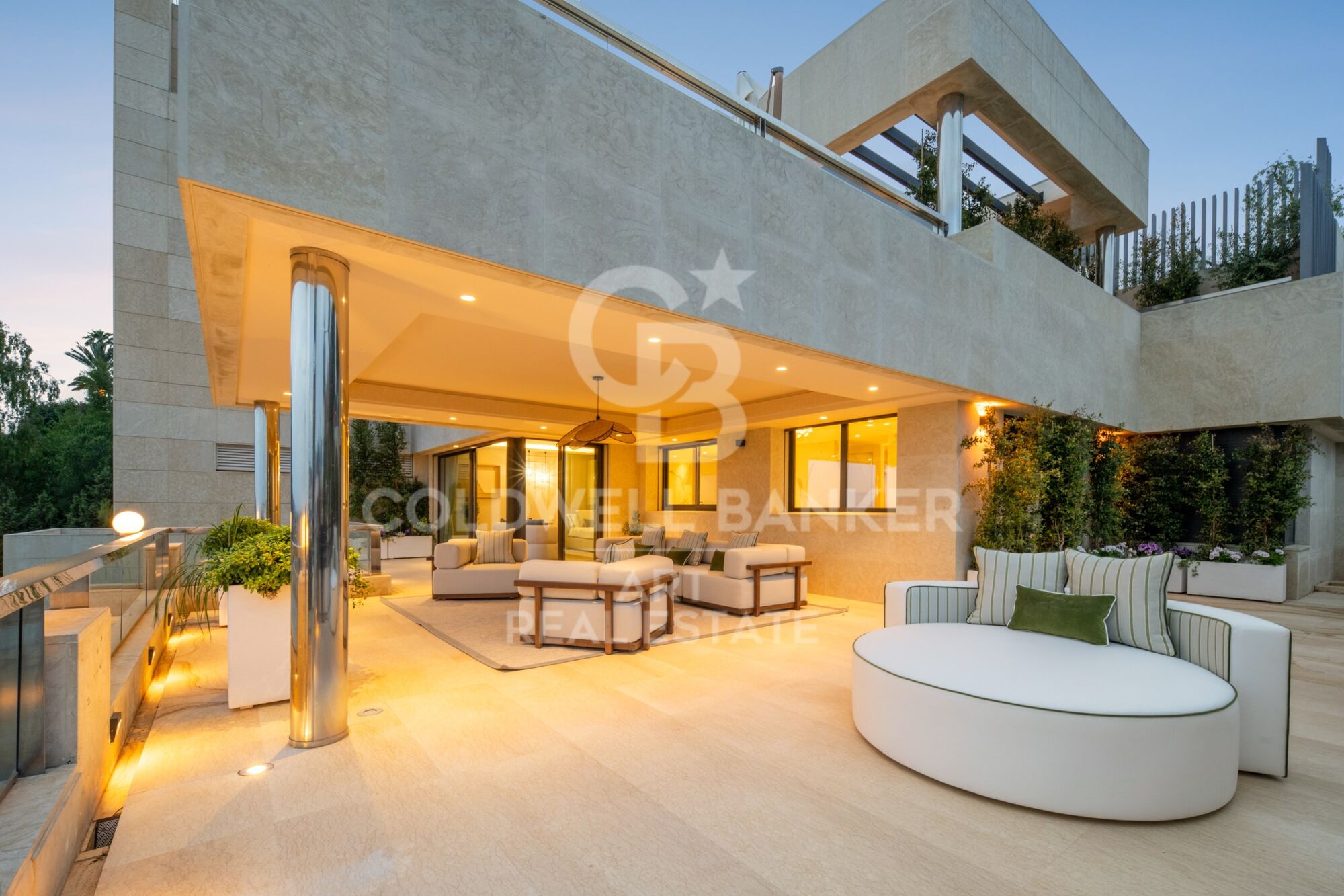 Extraordinary duplex penthouse in the heart of Nueva Andalucía
