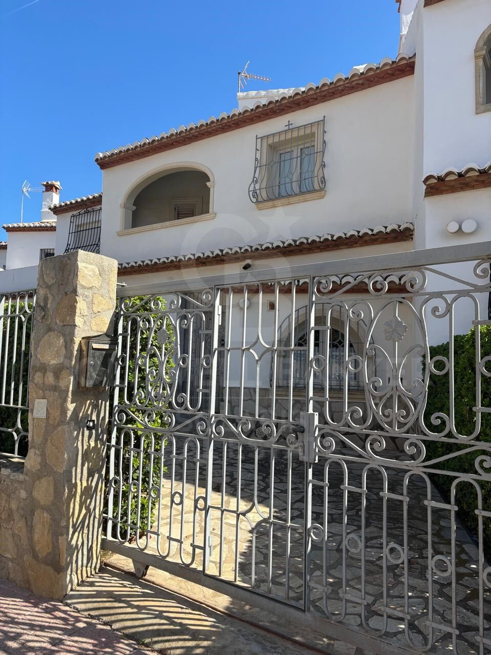 Amplia casa de 5 dormitorios a pocos pasos del mar en Jávea