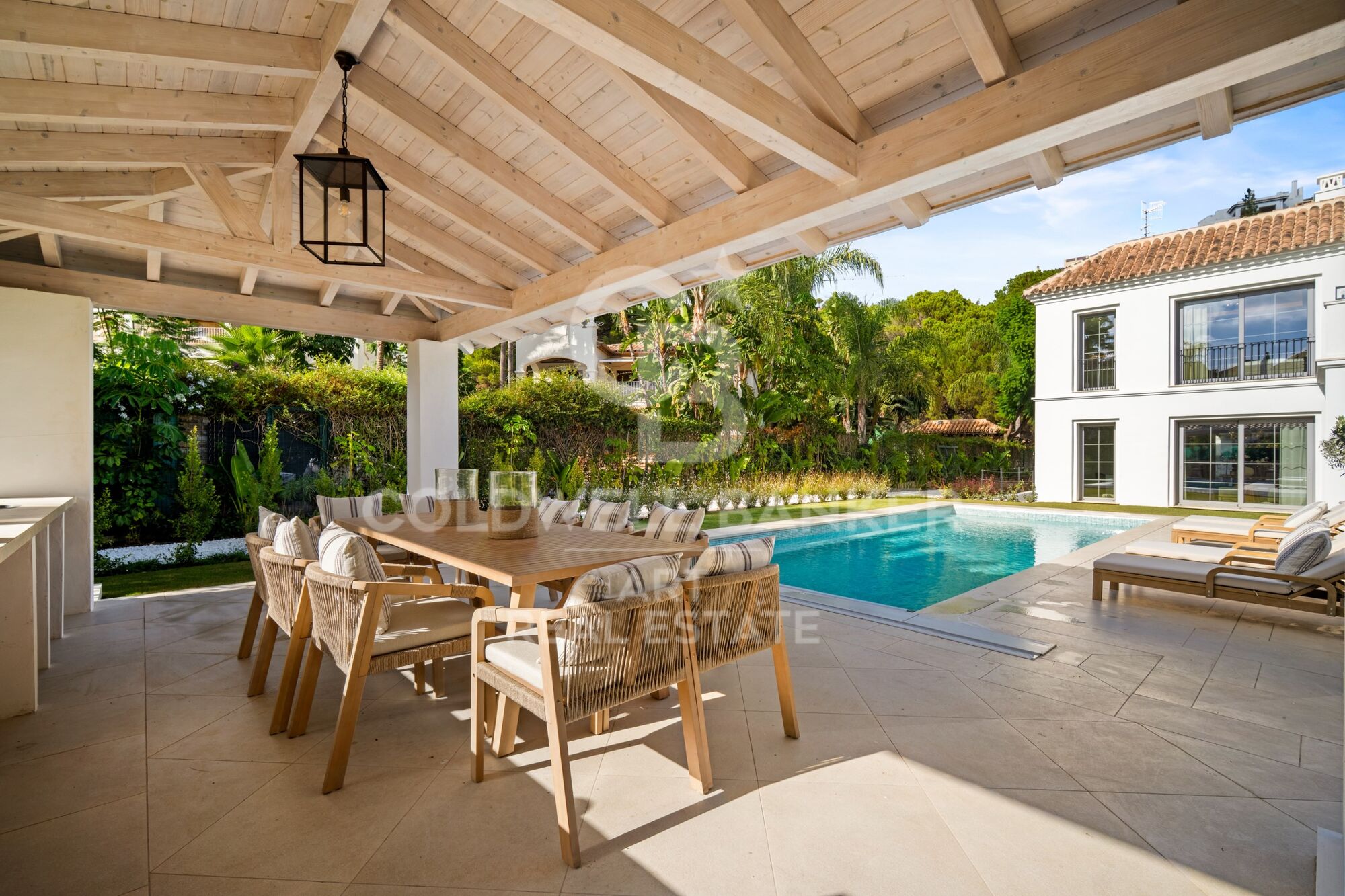 Elegante villa contemporánea situada en la exclusiva comunidad de Los Arqueros, Benahavís.