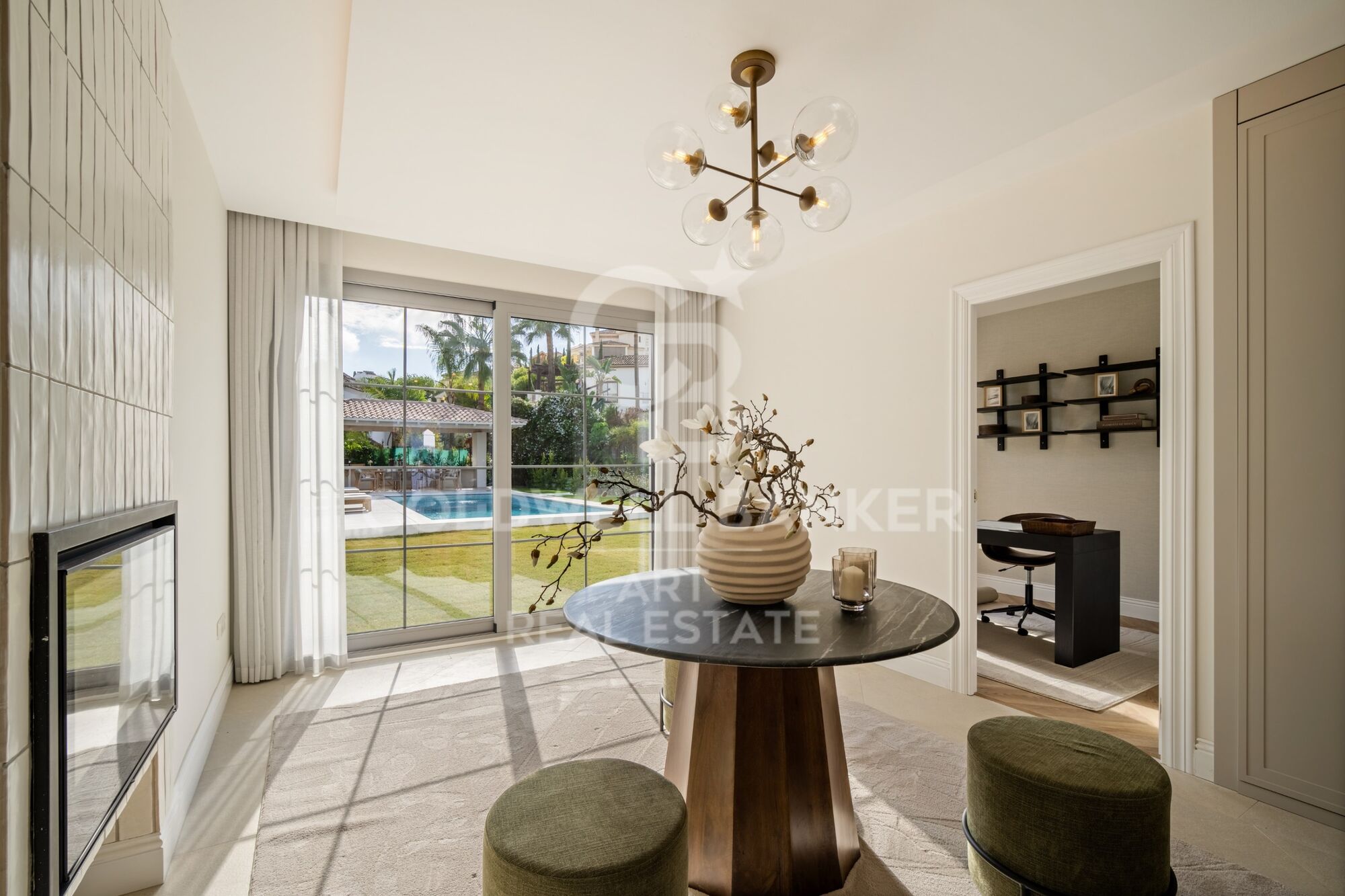 Elegante villa contemporánea situada en la exclusiva comunidad de Los Arqueros, Benahavís.