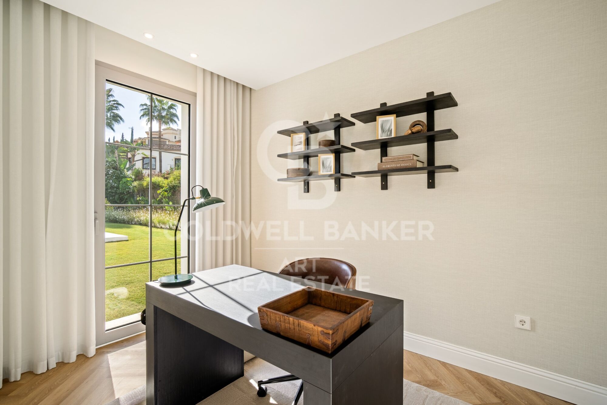 Elegante villa contemporánea situada en la exclusiva comunidad de Los Arqueros, Benahavís.