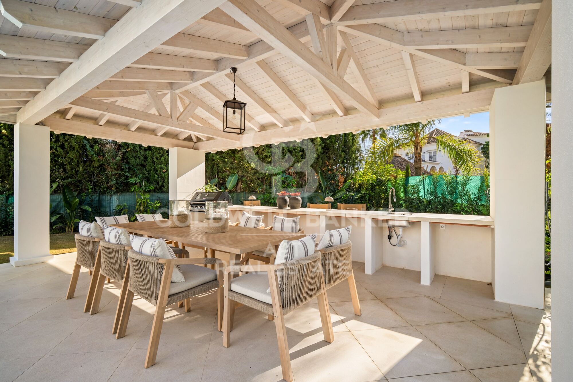 Elegante villa contemporánea situada en la exclusiva comunidad de Los Arqueros, Benahavís.