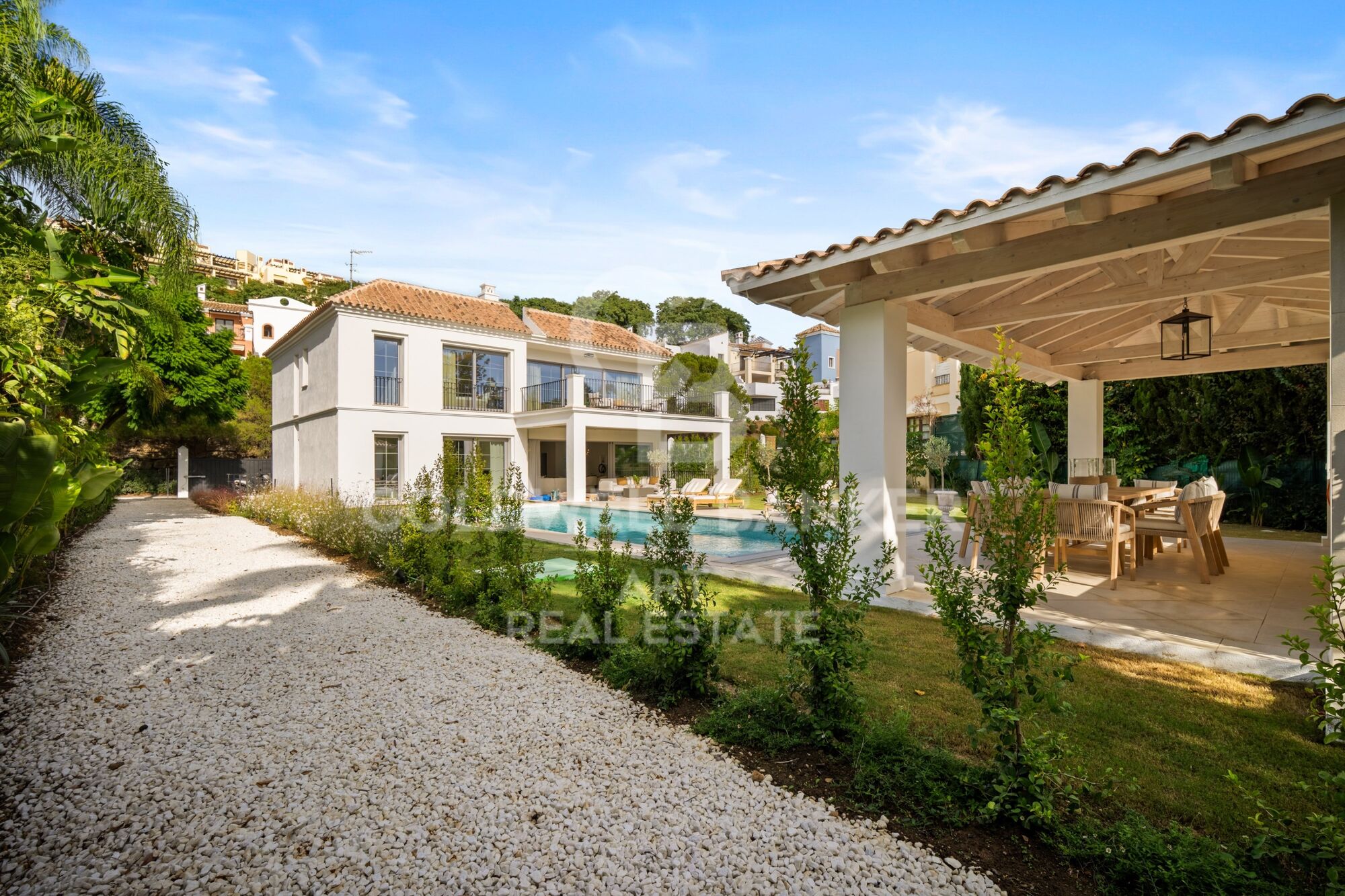 Elegante villa contemporánea situada en la exclusiva comunidad de Los Arqueros, Benahavís.