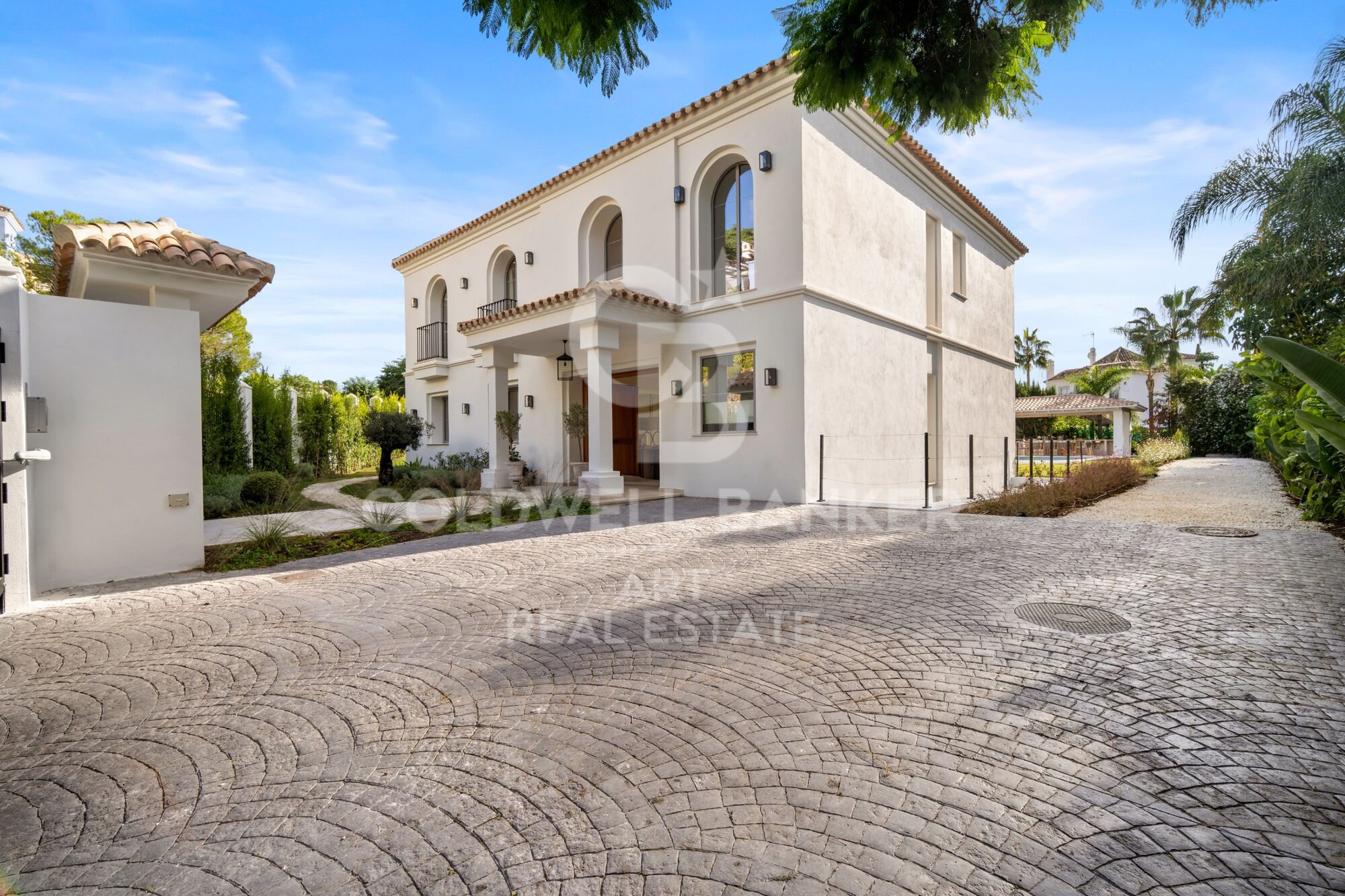 Elegante villa contemporánea situada en la exclusiva comunidad de Los Arqueros, Benahavís.