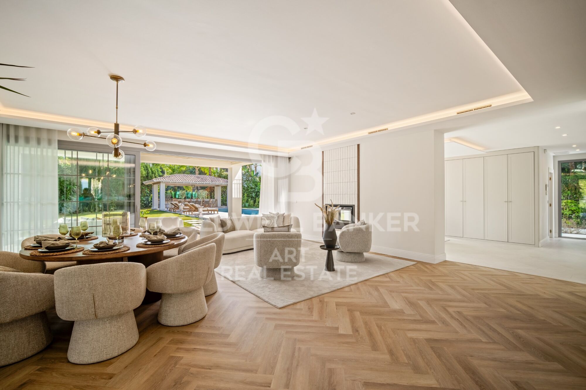 Elegante villa contemporánea situada en la exclusiva comunidad de Los Arqueros, Benahavís.