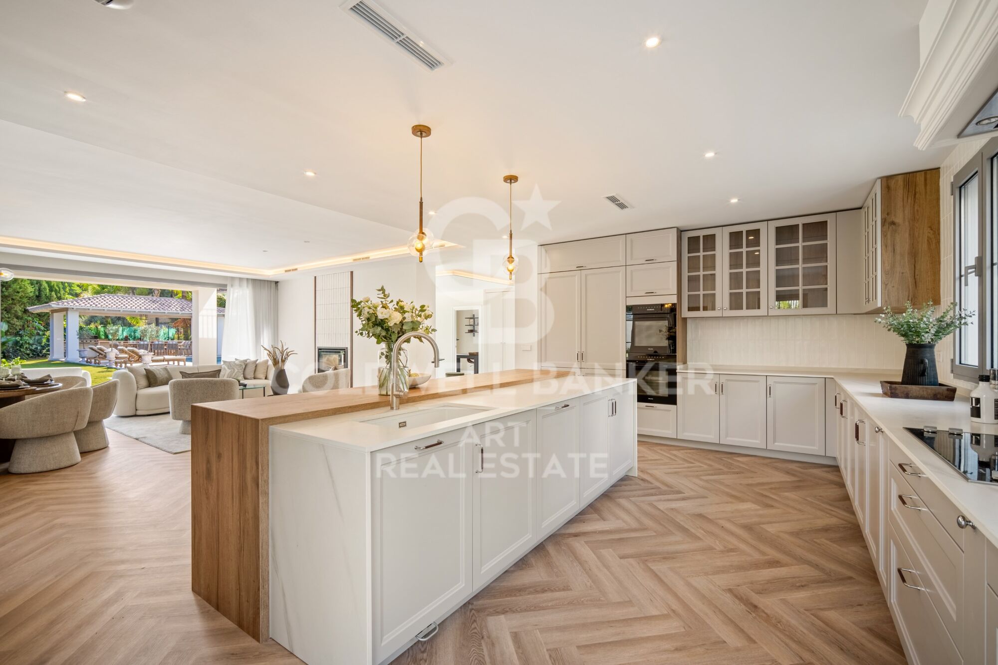 Elegante villa contemporánea situada en la exclusiva comunidad de Los Arqueros, Benahavís.