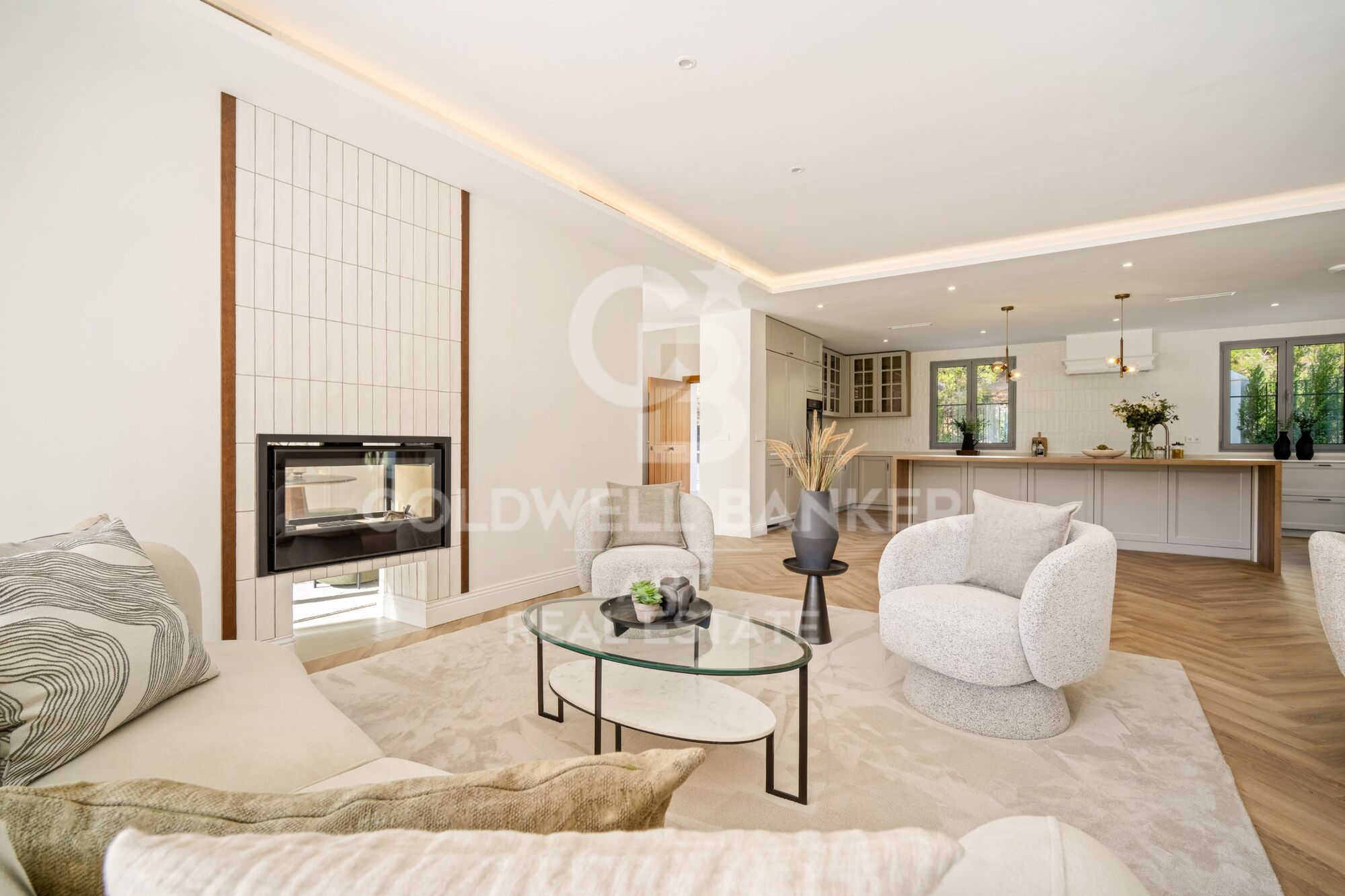 Elegante villa contemporánea situada en la exclusiva comunidad de Los Arqueros, Benahavís.