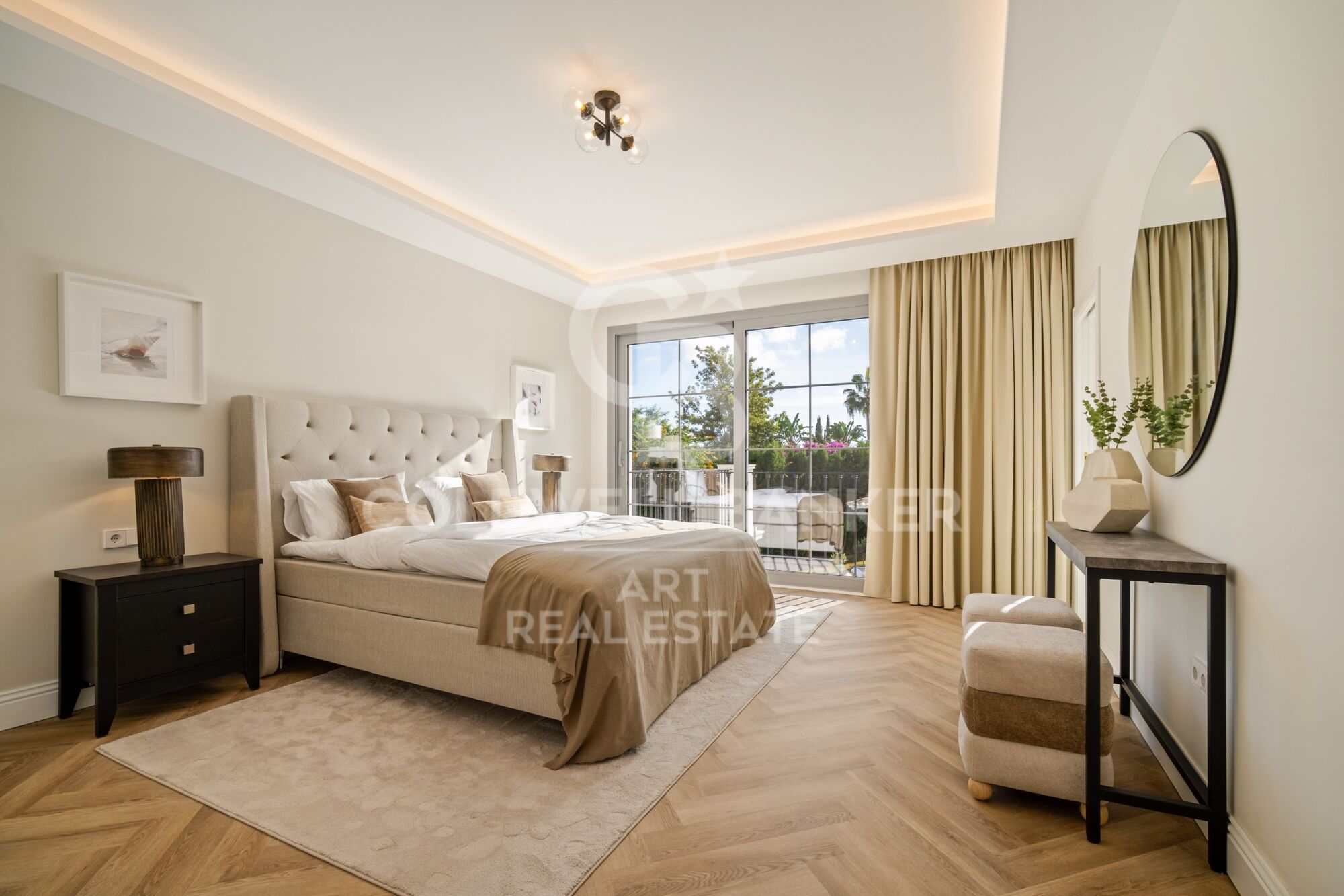Elegante villa contemporánea situada en la exclusiva comunidad de Los Arqueros, Benahavís.