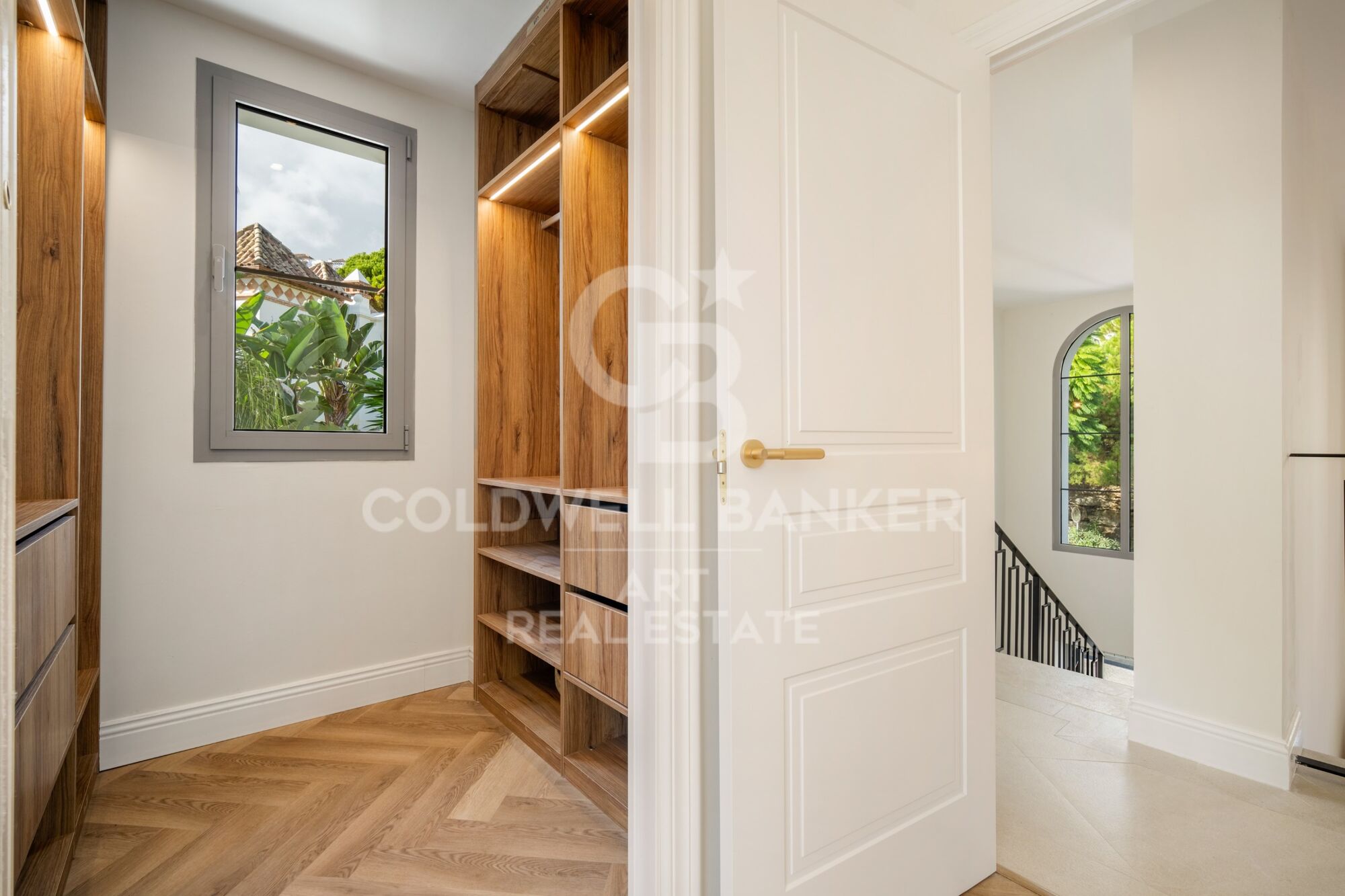 Elegante villa contemporánea situada en la exclusiva comunidad de Los Arqueros, Benahavís.