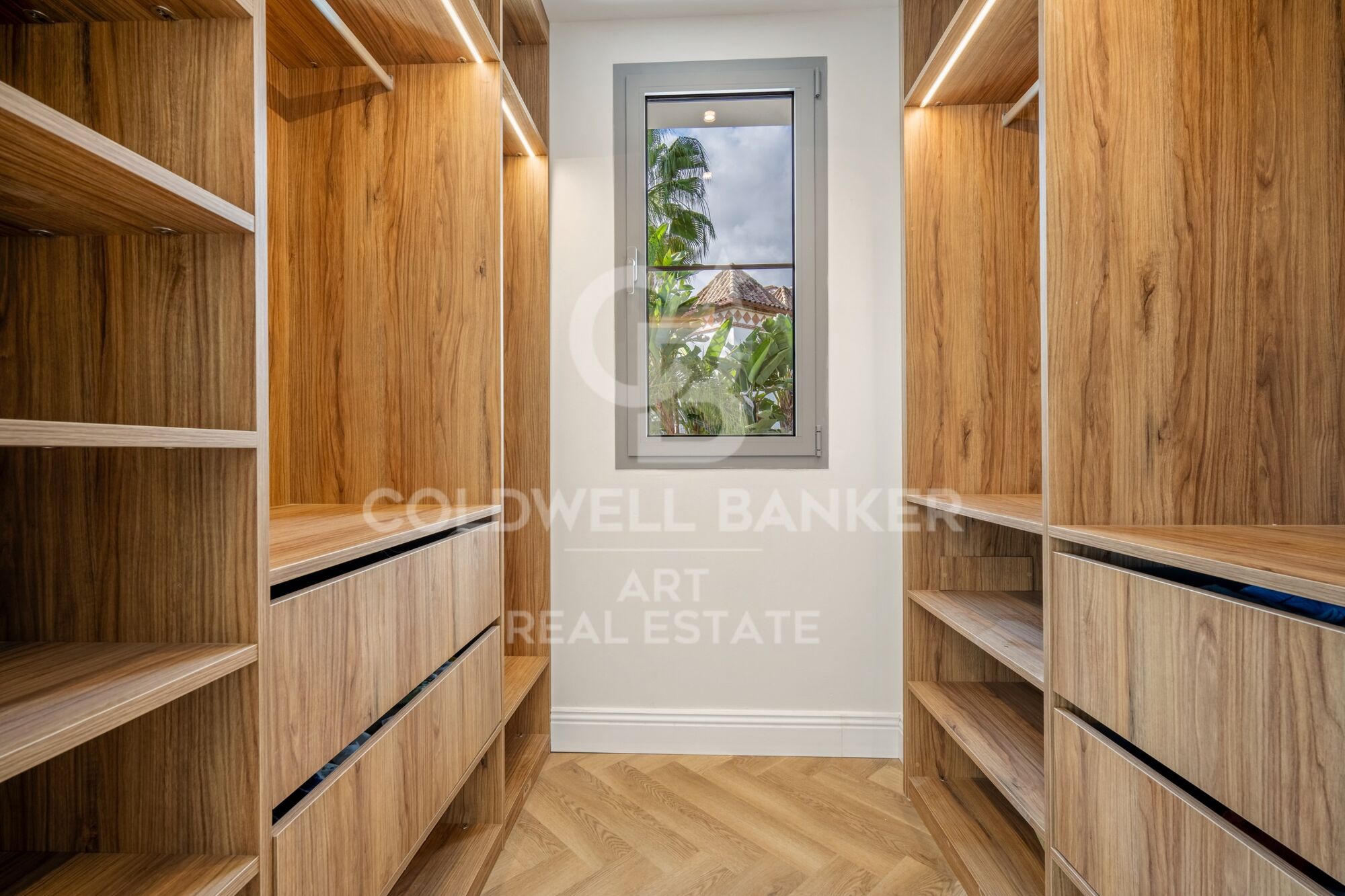 Elegante villa contemporánea situada en la exclusiva comunidad de Los Arqueros, Benahavís.