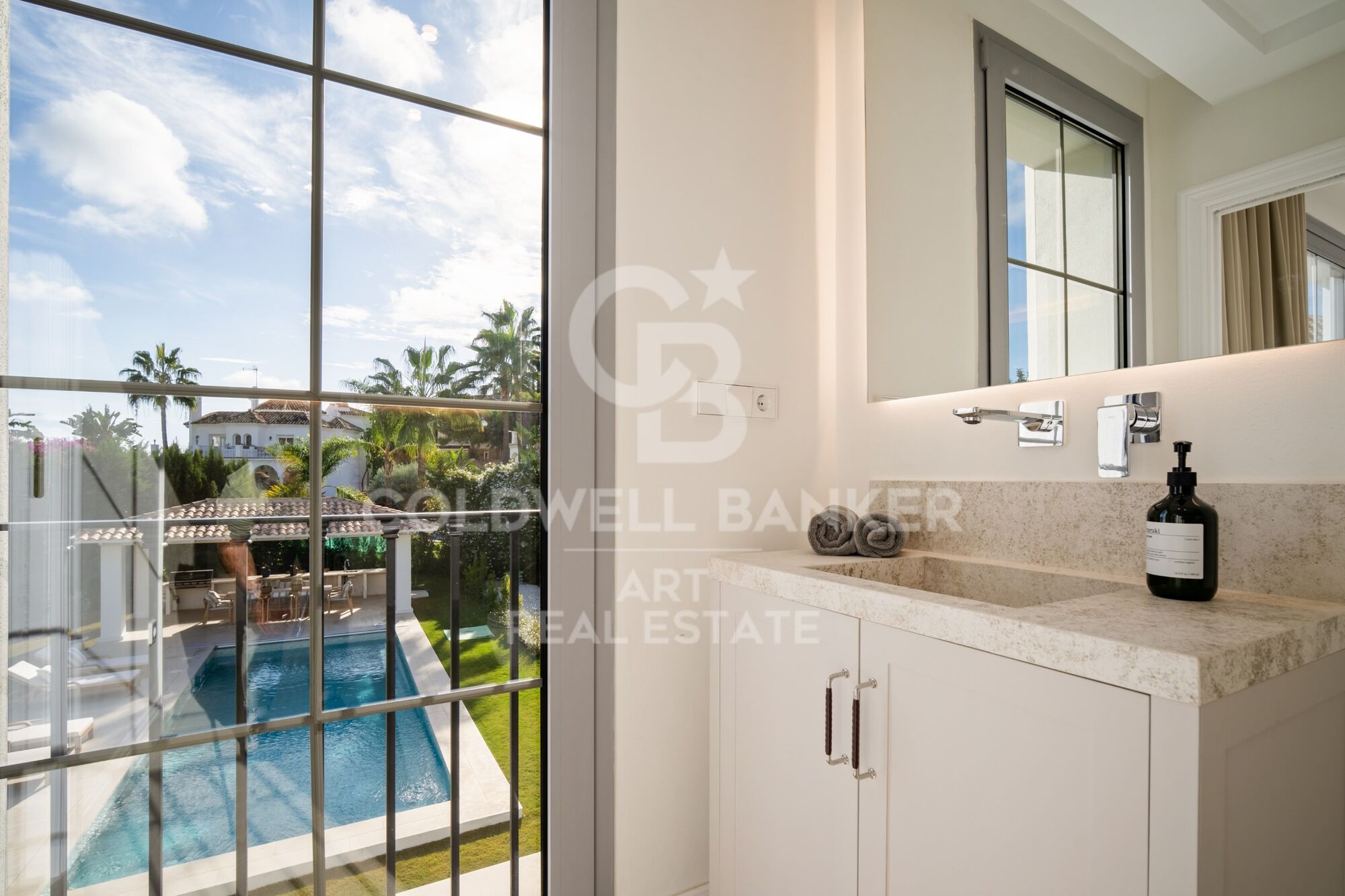 Elegante villa contemporánea situada en la exclusiva comunidad de Los Arqueros, Benahavís.