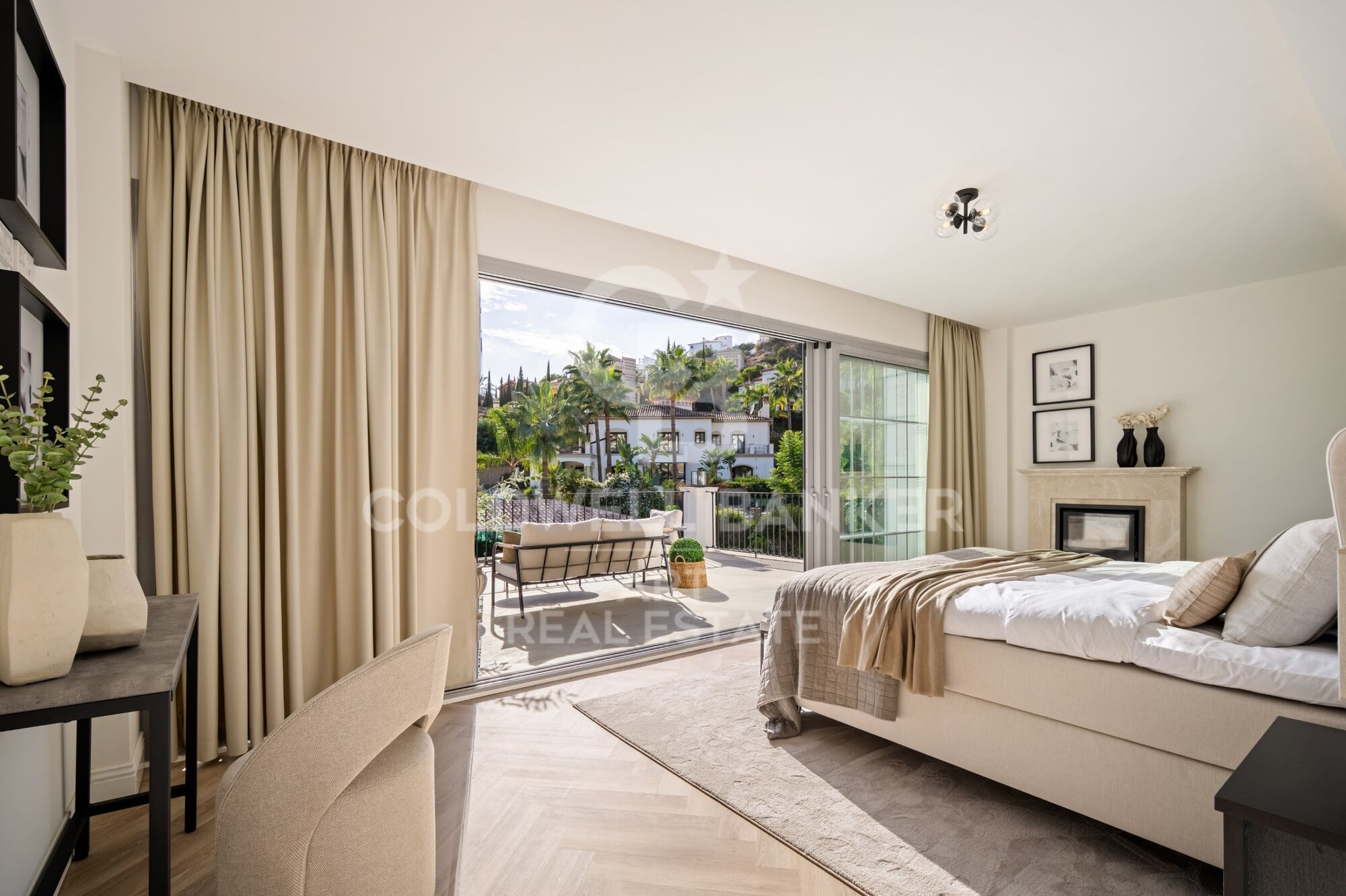 Elegante villa contemporánea situada en la exclusiva comunidad de Los Arqueros, Benahavís.